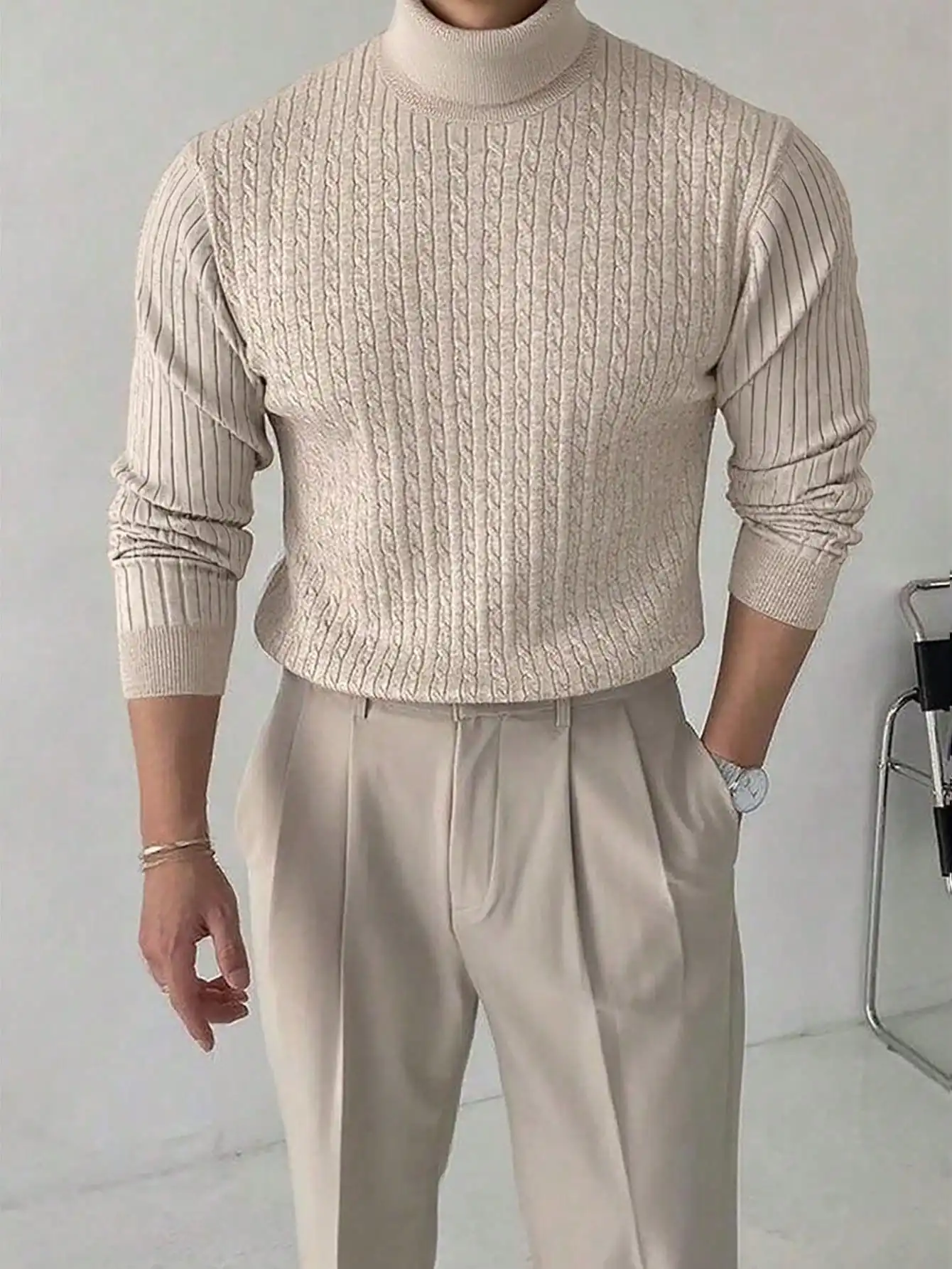 Мужской бежевый свитер крупной вязки с высоким воротом и длинными рукавами для осени и зимы
Мужской бежевый свитер крупной вязки с высоким воротом и длинными рукавами для осени и зимы