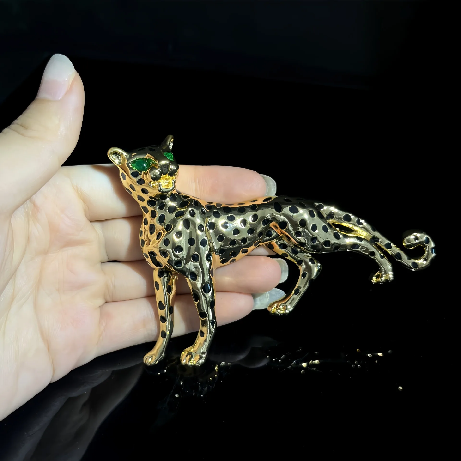 Heavy Industry Design Black Enamel Leopard Brooch, Smart and Exquisite Personalized Clothing Accessories for Men Women
Heavy Industry Design Black Enamel Leopard Brooch, Smart and Exquisite Personalized Clothing Accessories for Men Women