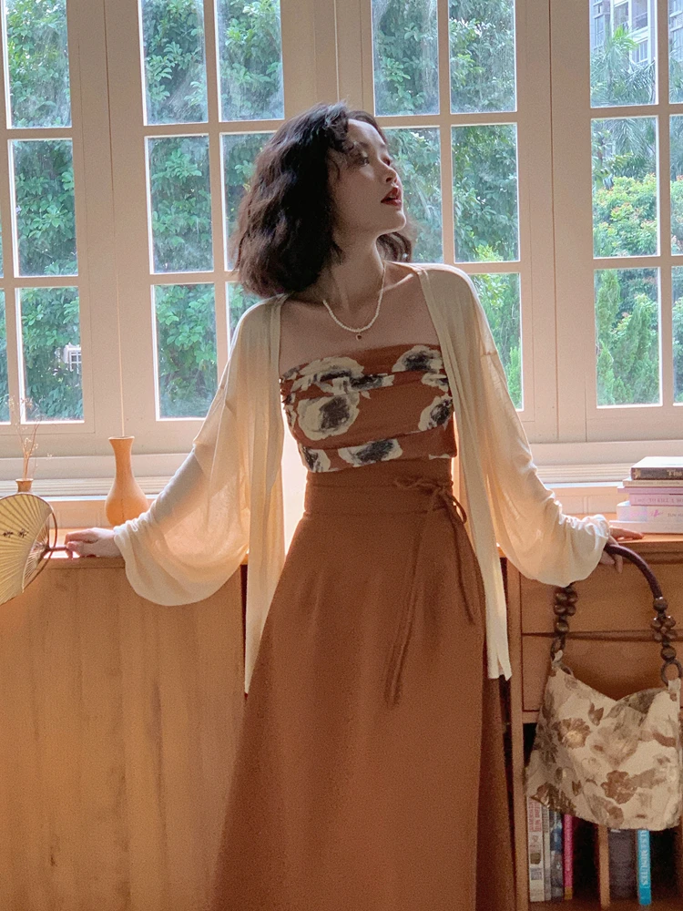 High Waist Midi Skirt Slit Design A-Line Silhouette Retro Style Women's Fashion Polyester Fabric Standard Fit Spring Season
High Waist Midi Skirt Slit Design A-Line Silhouette Retro Style Women's Fashion Polyester Fabric Standard Fit Spring Season
