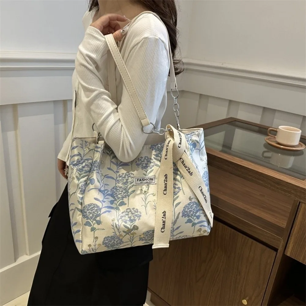 Fashion Printed Embroidery Flower Shoulder Bag Large Capacity Elegant Women's Commuting Bag Canvas Artistic Tote Bag School
Fashion Printed Embroidery Flower Shoulder Bag Large Capacity Elegant Women's Commuting Bag Canvas Artistic Tote Bag School