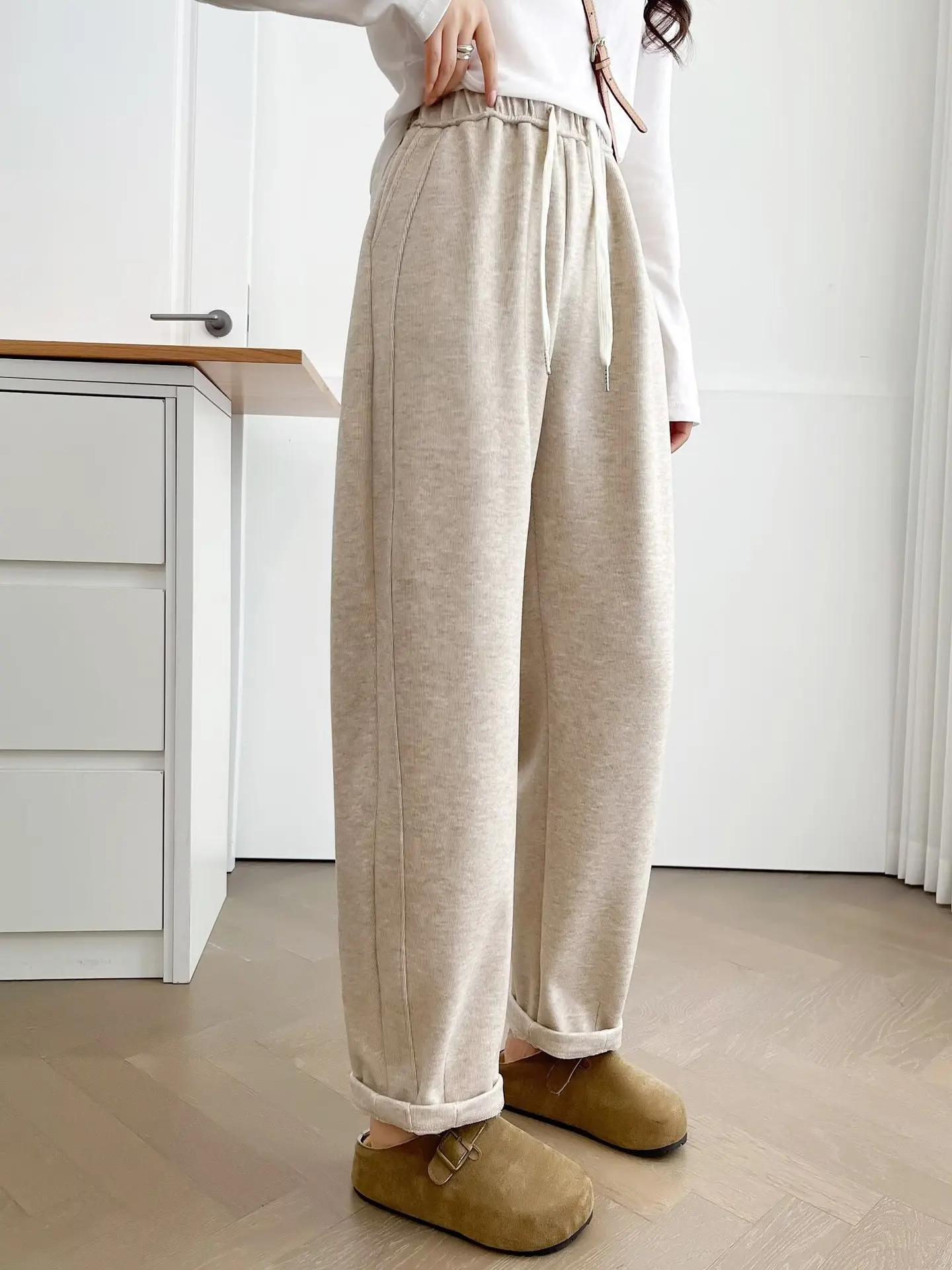 XXXXL Fashion Plus Size Women's Harem Pants New Simple Thickened Elastic Waist Curved 2025 Autumn Ankle-Length Trousers 2567
XXXXL Fashion Plus Size Women's Harem Pants New Simple Thickened Elastic Waist Curved 2025 Autumn Ankle-Length Trousers 2567