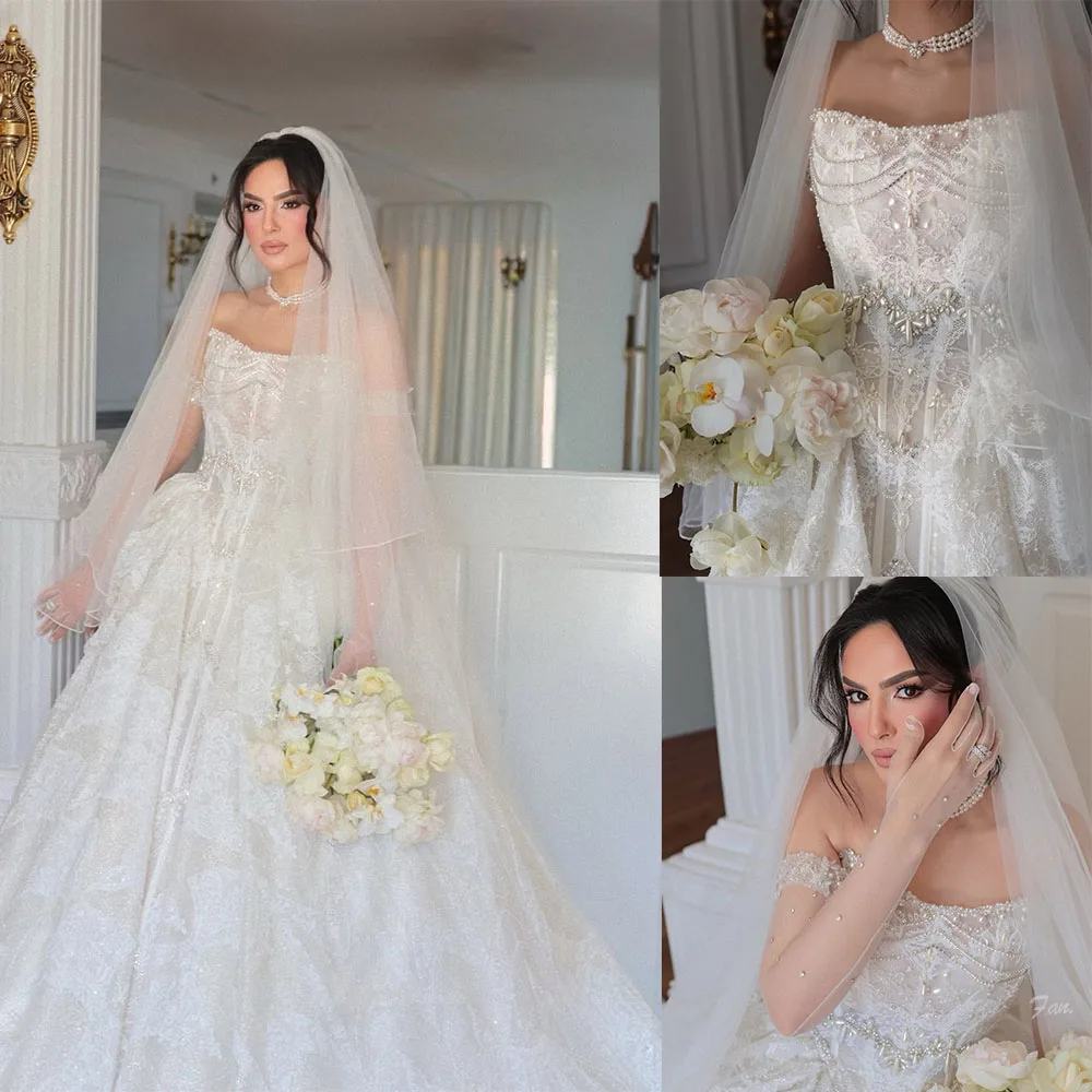 Elegant A Line Women Wedding Dress Strapless Sleeveless Bridal Gowns Without Gloves Pearls Lace Sweep Train Dress Custom Made
Elegant A Line Women Wedding Dress Strapless Sleeveless Bridal Gowns Without Gloves Pearls Lace Sweep Train Dress Custom Made