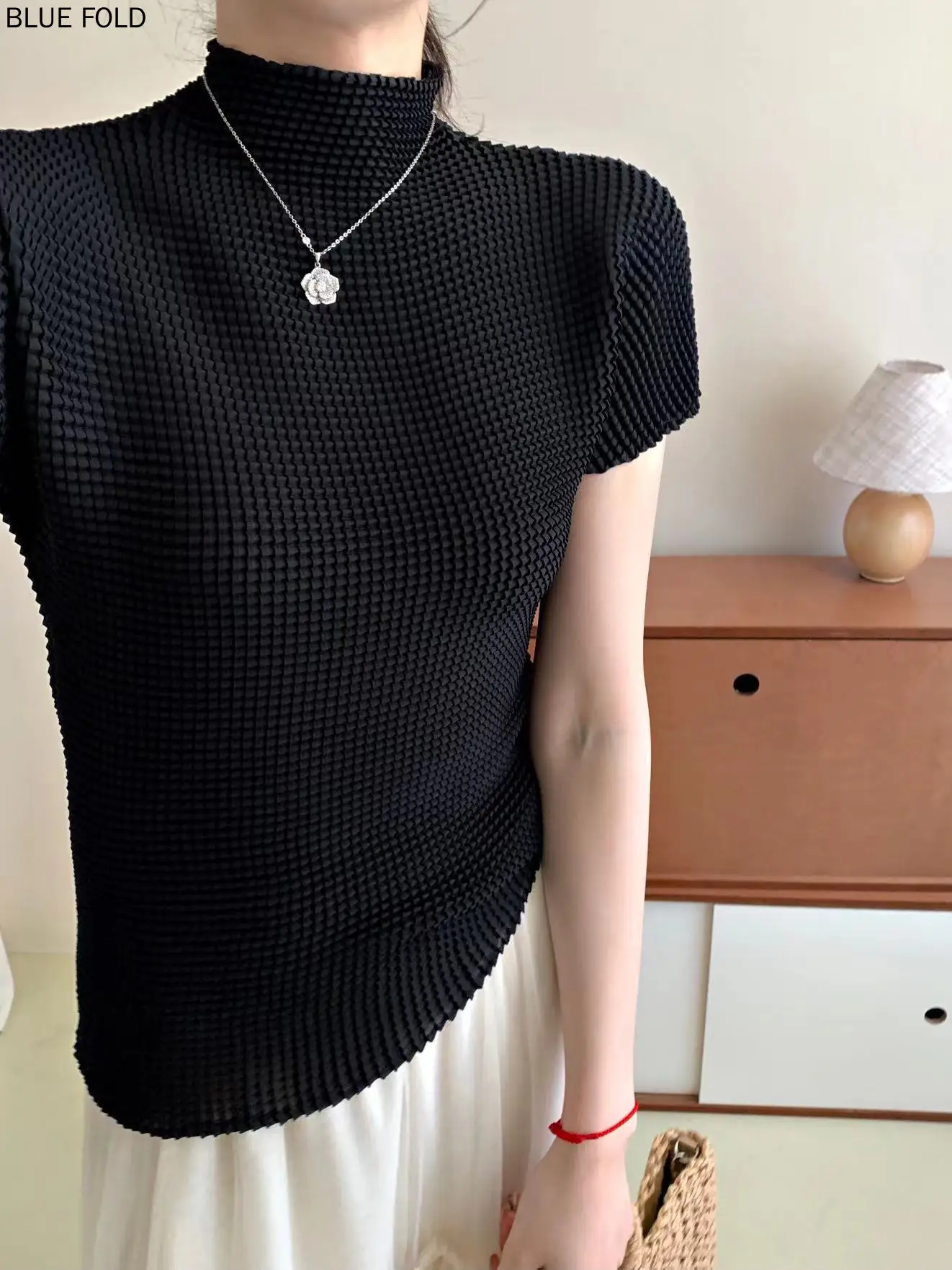 MIYAKE PLEATS Summer New Stretch Pleated Women's T-shirt Half Turtleneck Slimming Short-sleeved Versatile Tops for Women
MIYAKE PLEATS Summer New Stretch Pleated Women's T-shirt Half Turtleneck Slimming Short-sleeved Versatile Tops for Women