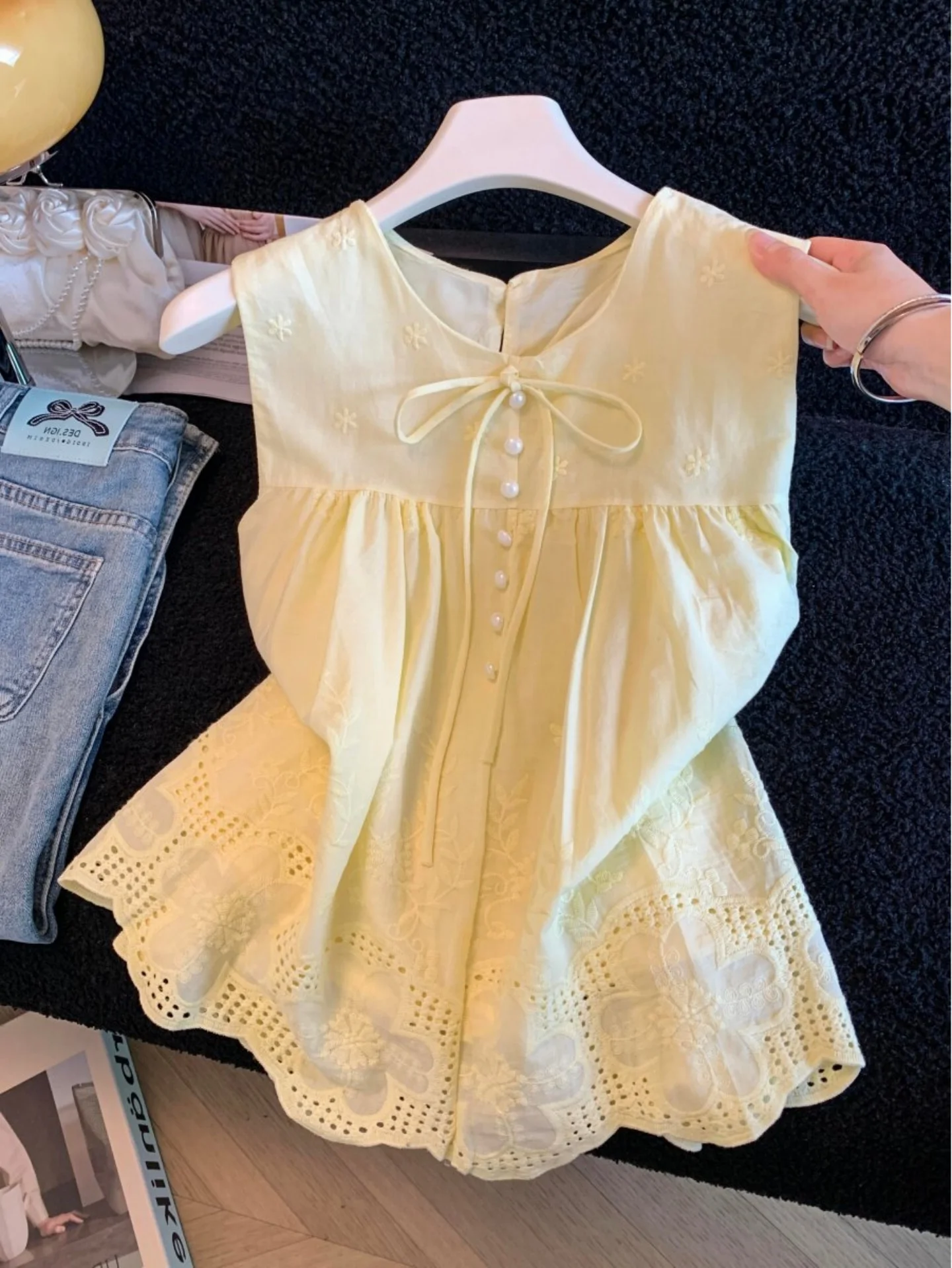 Elegant French Style Embroidered Lace Sleeveless Shirt for Women Unique Beautiful Slimming Top Breathable Comfortable Summer ...
Elegant French Style Embroidered Lace Sleeveless Shirt for Women Unique Beautiful Slimming Top Breathable Comfortable Summer ...