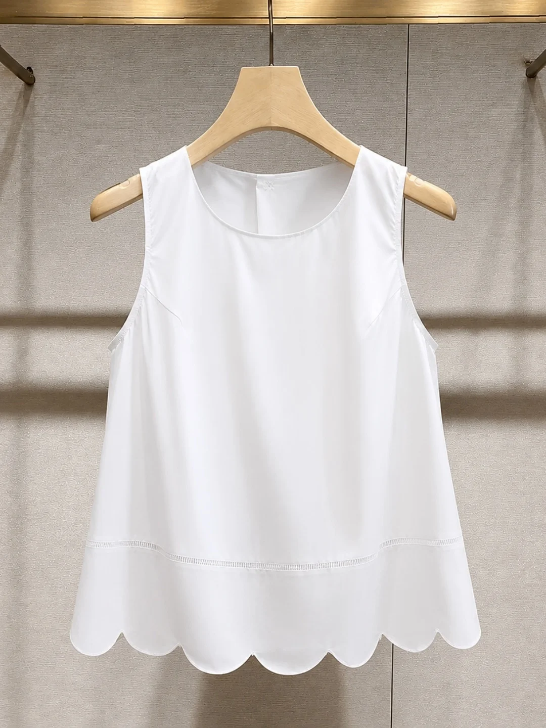 Elegant Hollow out Lace Design Sleeveless Strap Vest Minimalist Artistic Versatile Summer Top for plus Size Women
Elegant Hollow out Lace Design Sleeveless Strap Vest Minimalist Artistic Versatile Summer Top for plus Size Women