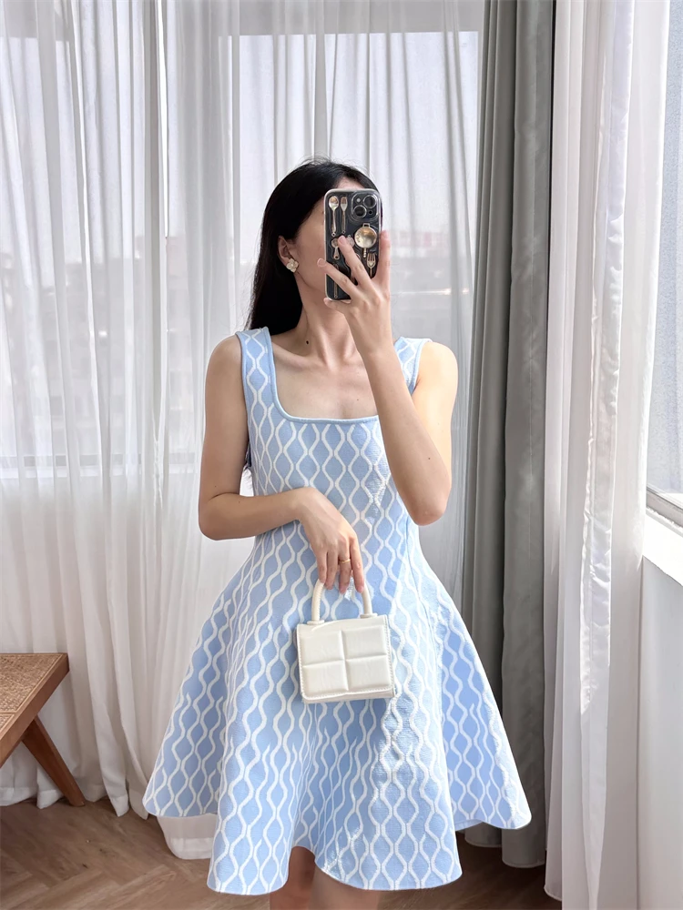 2025 spring and summer new blue and white three-dimensional jacquard square collar knitted halter dress short skirt
2025 spring and summer new blue and white three-dimensional jacquard square collar knitted halter dress short skirt