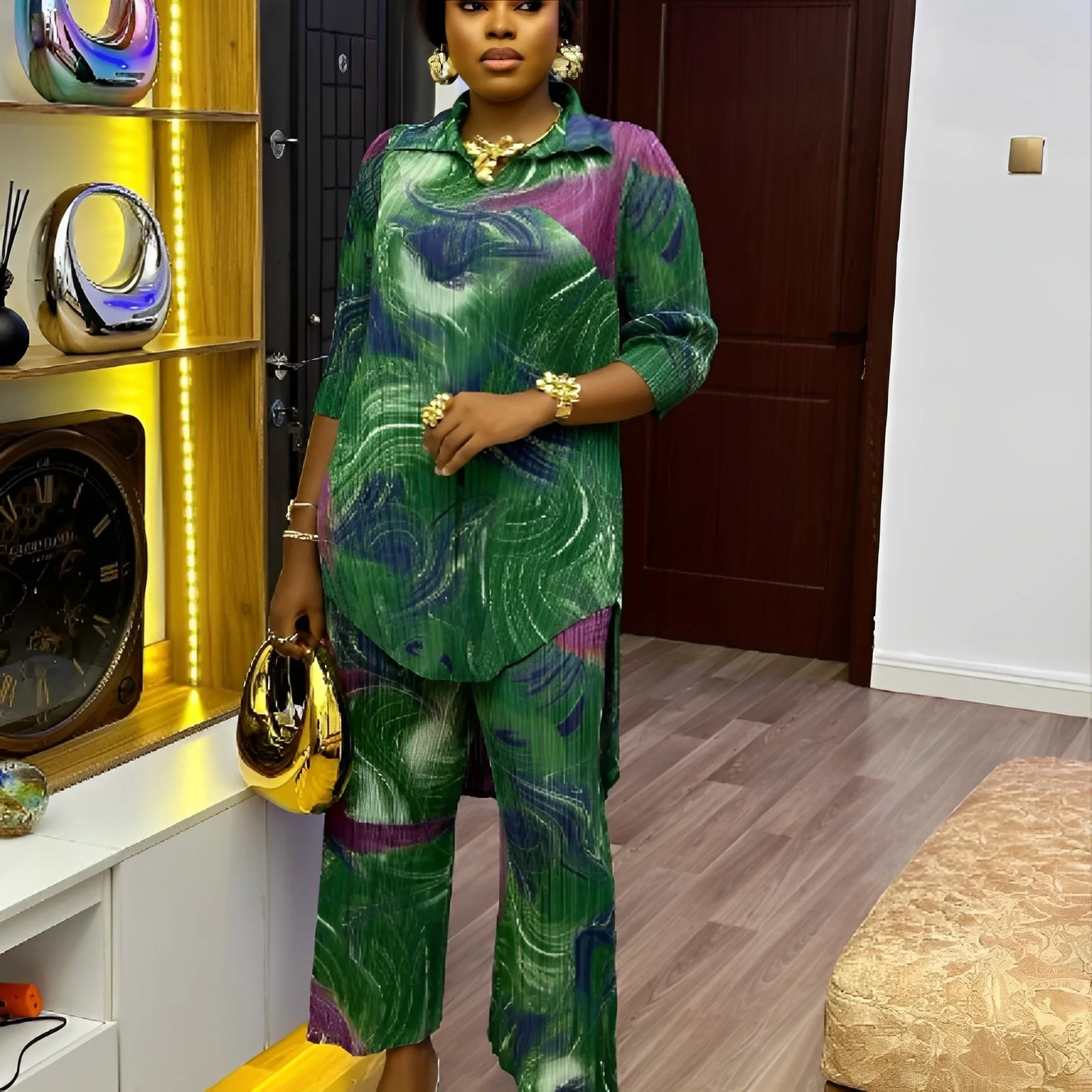 Flip collar contrasting printed long sleeved straight leg pants with a stylish plus size women's pants set
Flip collar contrasting printed long sleeved straight leg pants with a stylish plus size women's pants set