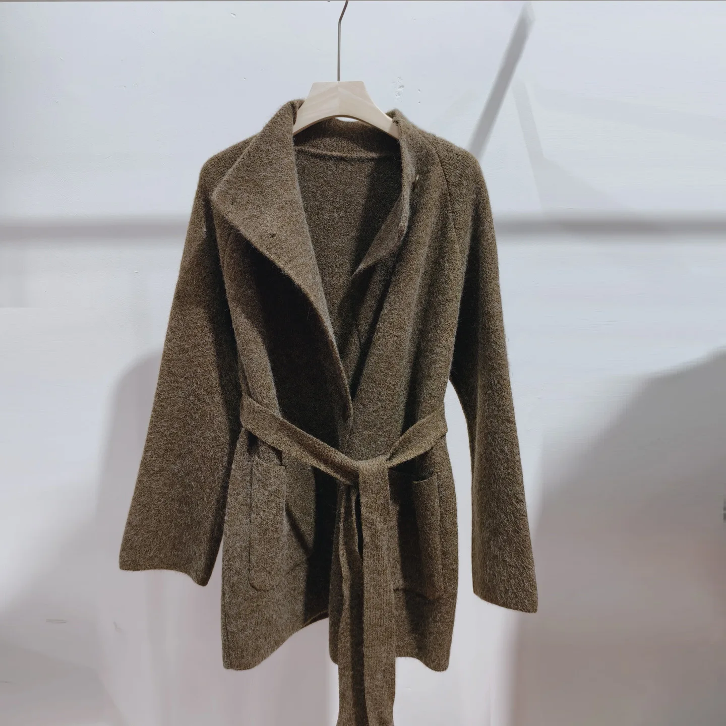 SuperAen вязаный кардиган с воротником-стойкой для женщин, корейский стиль, ретро пояс, тонкие осенние и зимние новые пальто
SuperAen вязаный кардиган с воротником-стойкой для женщин, корейский стиль, ретро пояс, тонкие осенние и зимние новые пальто