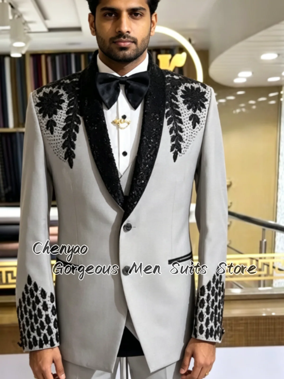 Luxury Floral Embroidery Beaded Men Suits Customized Groom Tuxedos 2 Piece Sets Party Male Prom Blazers Elegant ropa hombre
Luxury Floral Embroidery Beaded Men Suits Customized Groom Tuxedos 2 Piece Sets Party Male Prom Blazers Elegant ropa hombre