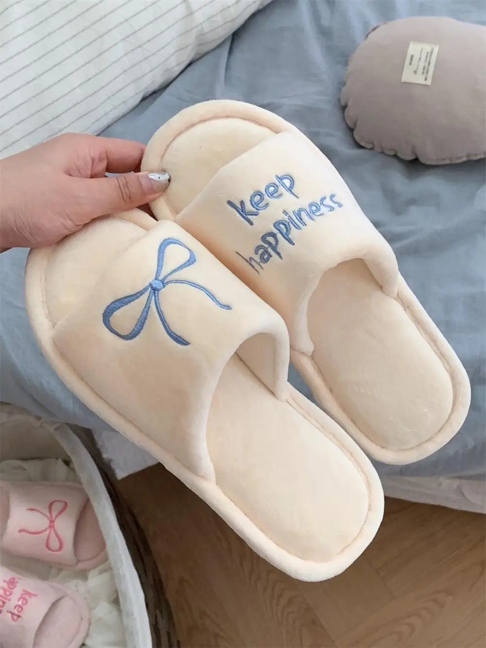 Man Women Home Slippers Ins Letter Butterfly Tie Floor Shoes For Women's Casual Anti Slip Winter Indoor Household Slippers
Man Women Home Slippers Ins Letter Butterfly Tie Floor Shoes For Women's Casual Anti Slip Winter Indoor Household Slippers