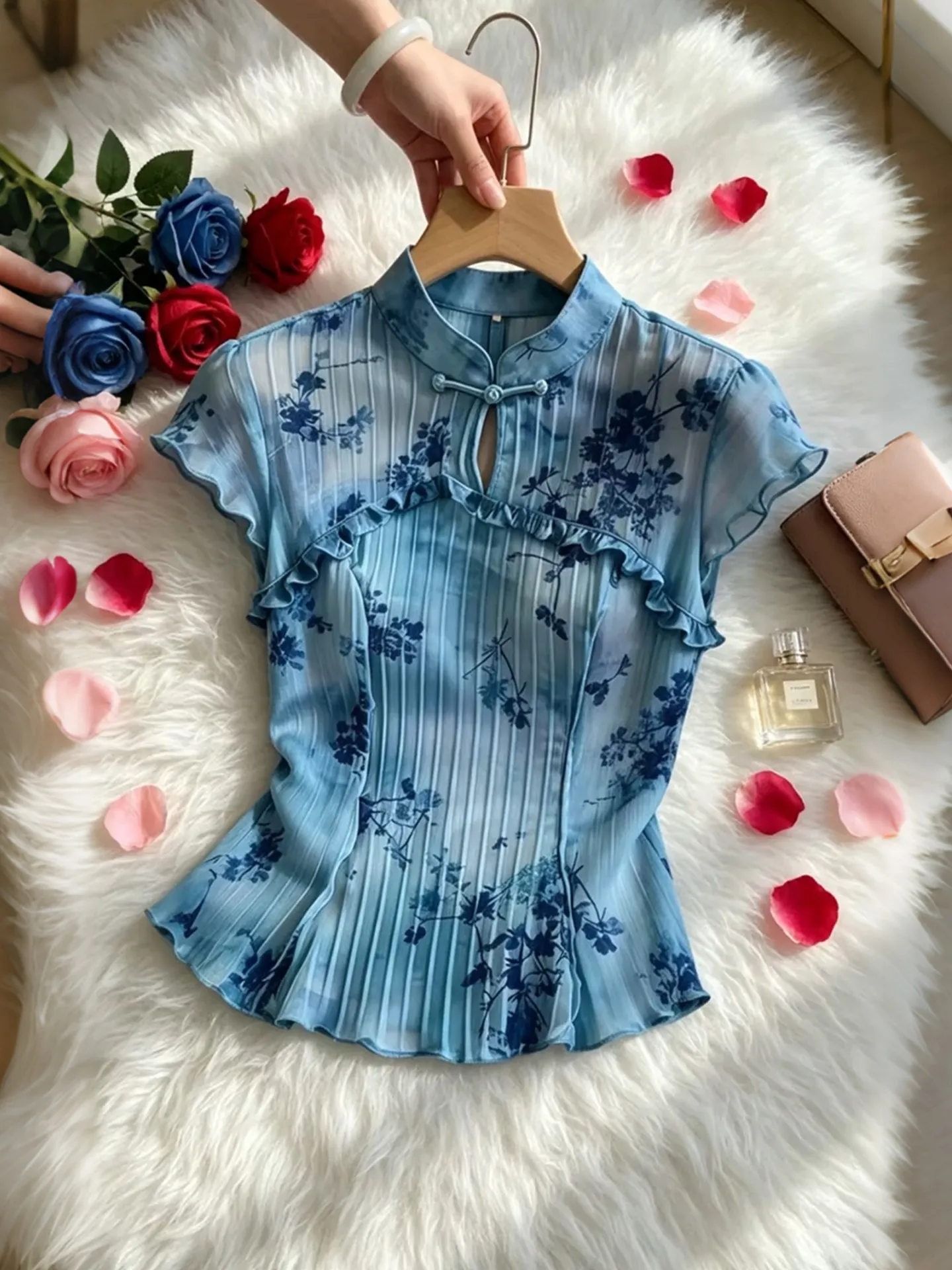 Elegant Blue Floral Print Shirts Comfortable Slim Fit Women's Fashion Commute Style Breathable Short Sleeve Casual Tops
Elegant Blue Floral Print Shirts Comfortable Slim Fit Women's Fashion Commute Style Breathable Short Sleeve Casual Tops