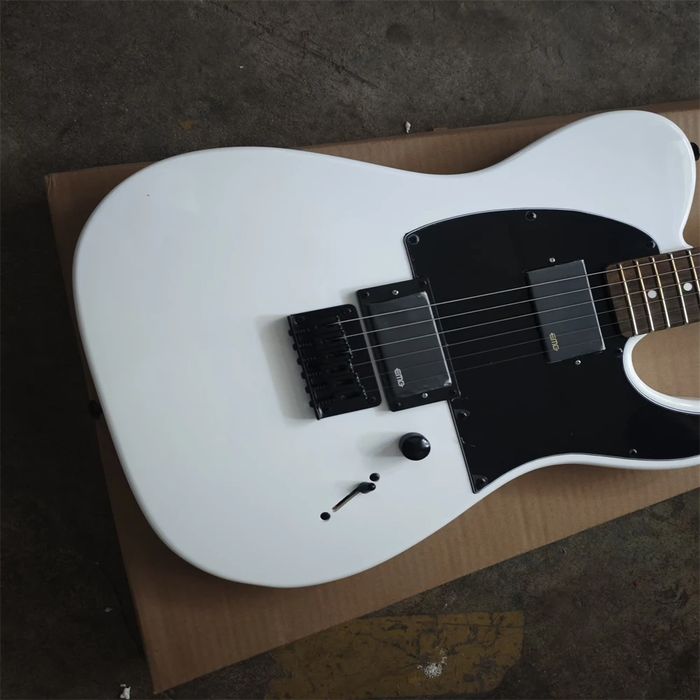 White electric guitar with 6 strings. The best-selling model, equipped with rosewood fingerboard and sealed pickups.
White electric guitar with 6 strings. The best-selling model, equipped with rosewood fingerboard and sealed pickups.