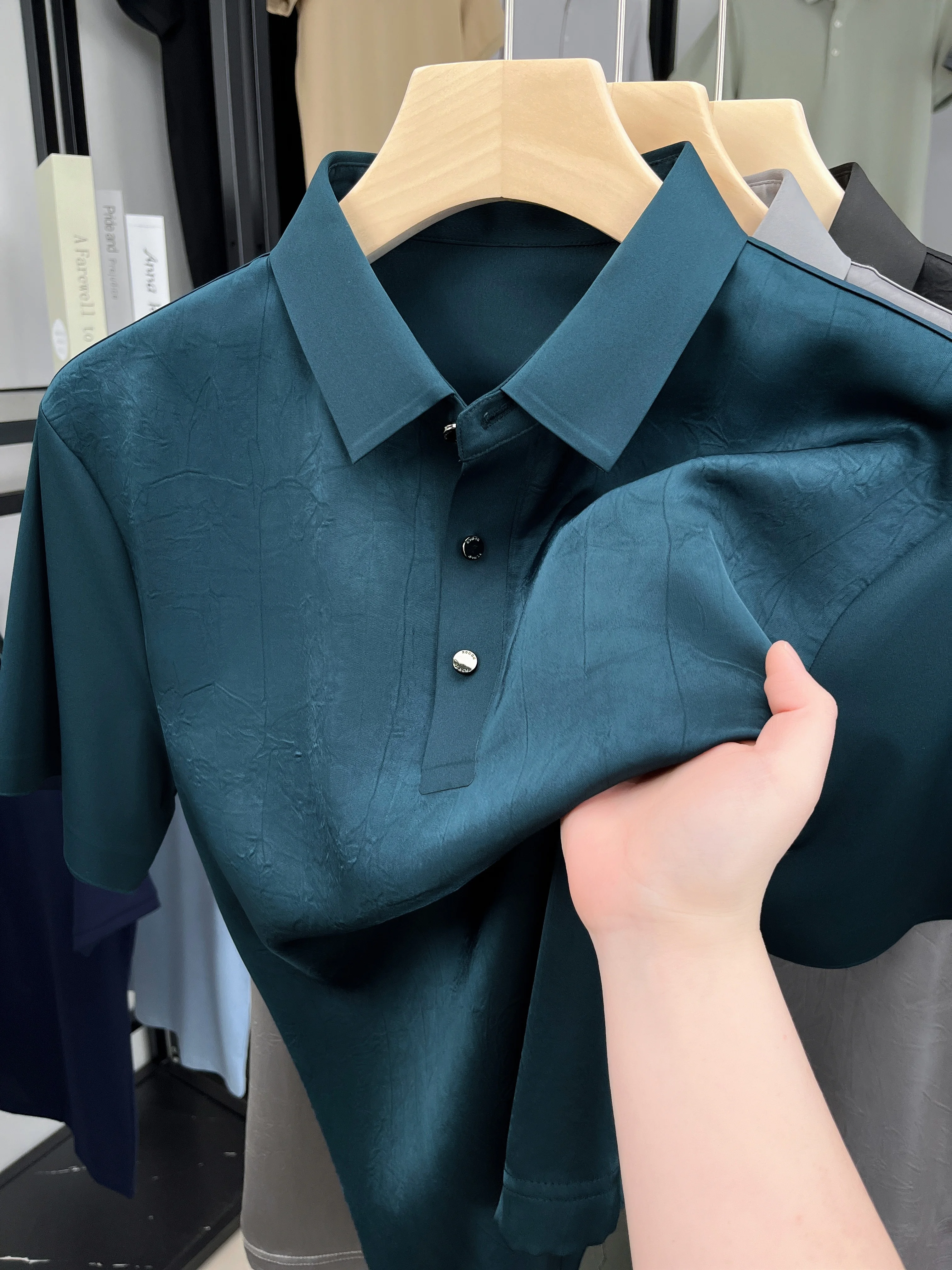 Retro men's short sleeved polo shirt summer fashion flipped collar texture custom high-end design brand casual business T-shirt
Retro men's short sleeved polo shirt summer fashion flipped collar texture custom high-end design brand casual business T-shirt