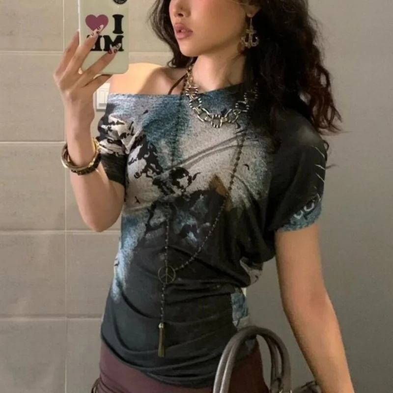 American retro printed design with sloping shoulder and waist short sleeved T-shirt for women 2025 summer new unique niche top
American retro printed design with sloping shoulder and waist short sleeved T-shirt for women 2025 summer new unique niche top