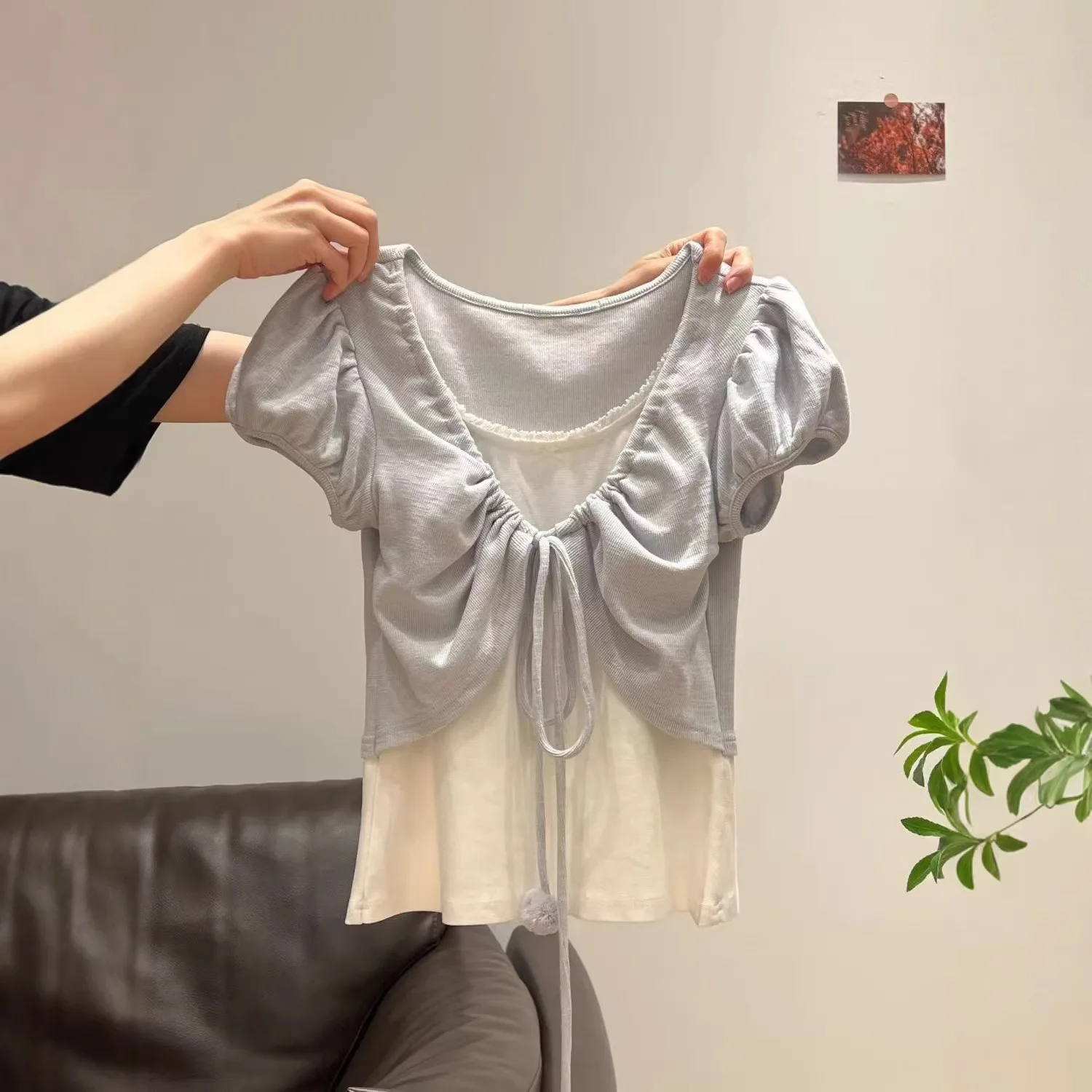2026 New Fake Two Piece Shawl Camisole T shirt Women Sweet Tie Up Short Tops Elegant Chic Casual Summer Fashion Ladies Blouse
2026 New Fake Two Piece Shawl Camisole T shirt Women Sweet Tie Up Short Tops Elegant Chic Casual Summer Fashion Ladies Blouse