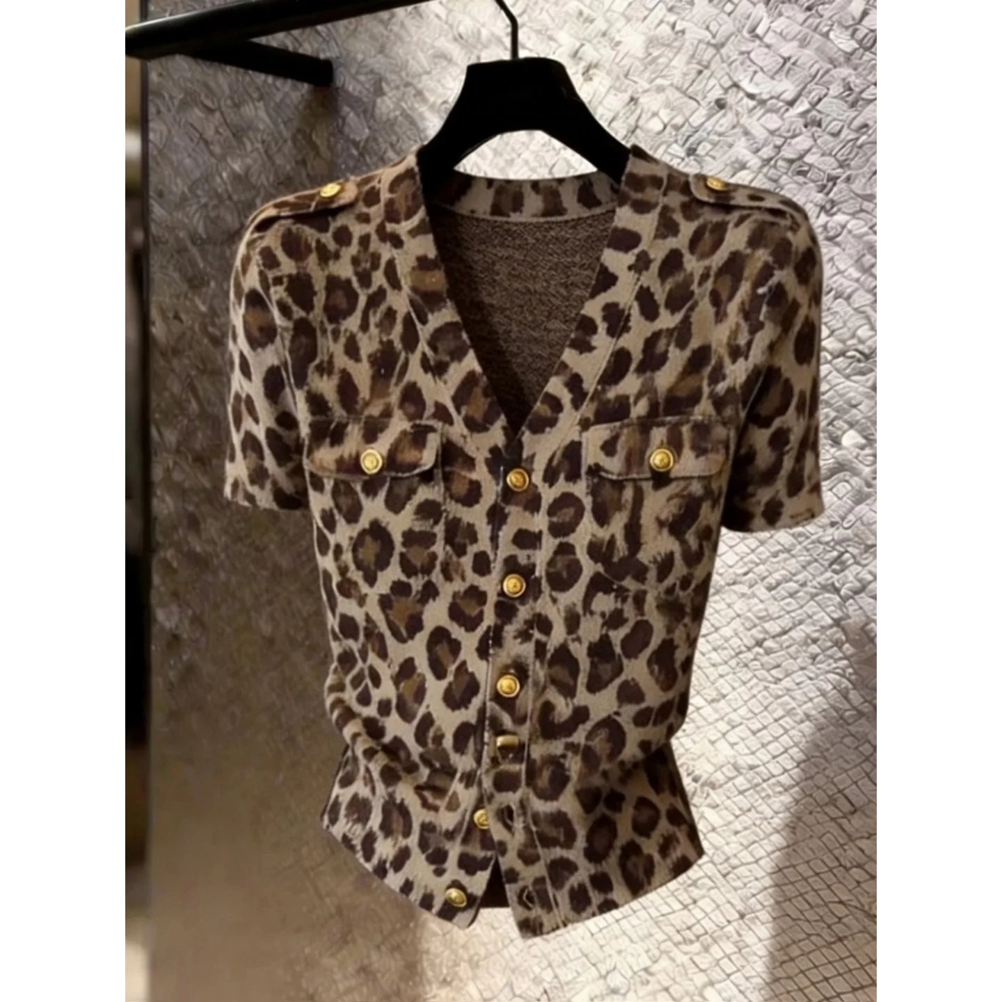 Elegant Women's Short Sleeve Leopard Print V-Neck Shirt Summer Fashion Top Quality Polyester Fiber Cool Sensation Chinese Made
Elegant Women's Short Sleeve Leopard Print V-Neck Shirt Summer Fashion Top Quality Polyester Fiber Cool Sensation Chinese Made