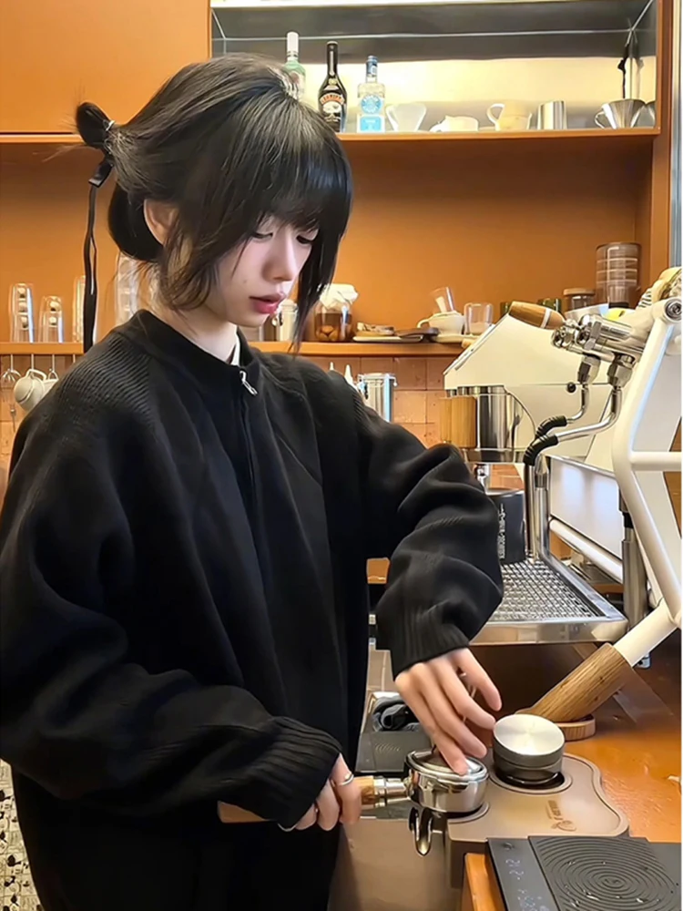 Мужской кардиган на молнии Bla: Уютная вязаная кофта с воротником-стойкой для осеннего повседневного образа
Мужской кардиган на молнии Bla: Уютная вязаная кофта с воротником-стойкой для осеннего повседневного образа