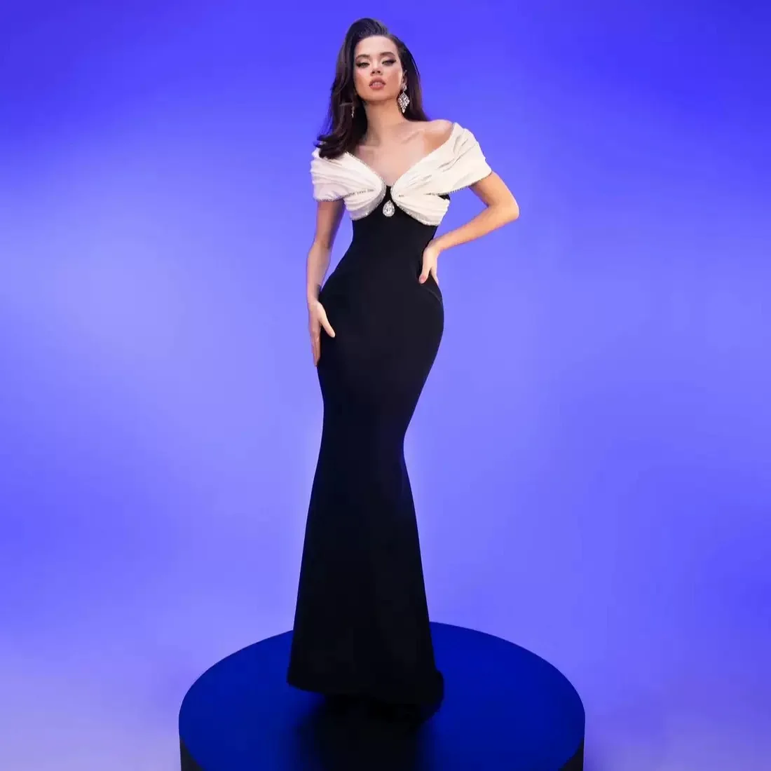 Сексуальное черно-белое контрастное облегающее платье с открытыми плечами и бриллиантами, элегантное вечернее платье
Сексуальное черно-белое контрастное облегающее платье с открытыми плечами и бриллиантами, элегантное вечернее платье