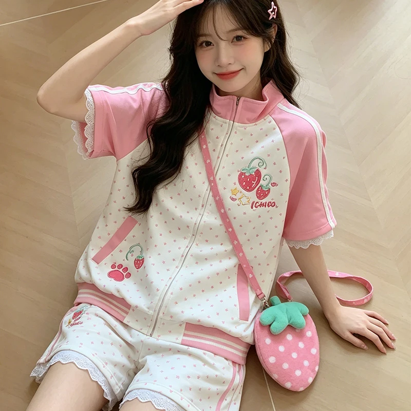 Kawaii Casual Outfits Cute Strawberry Embroidered Lace Splicing Short-Sleeved Zipper Jacket Shorts Sets Women Summer Sweet Girl
Kawaii Casual Outfits Cute Strawberry Embroidered Lace Splicing Short-Sleeved Zipper Jacket Shorts Sets Women Summer Sweet Girl