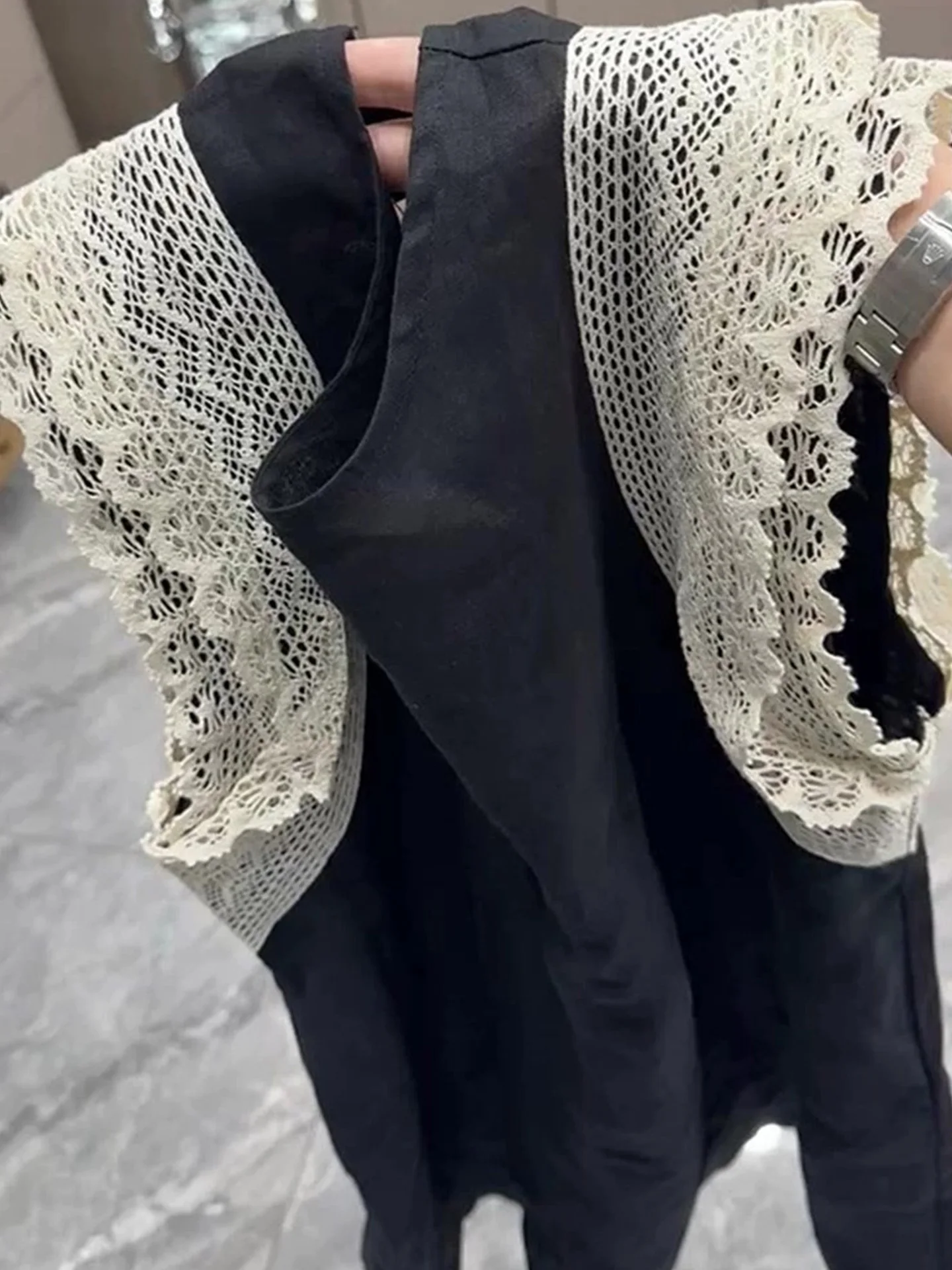 Summer Lace Splice Loose Sleeveless Women's Tank Top Fashionable Commute Style Korean Version Versatile Casual Inner Wear
Summer Lace Splice Loose Sleeveless Women's Tank Top Fashionable Commute Style Korean Version Versatile Casual Inner Wear