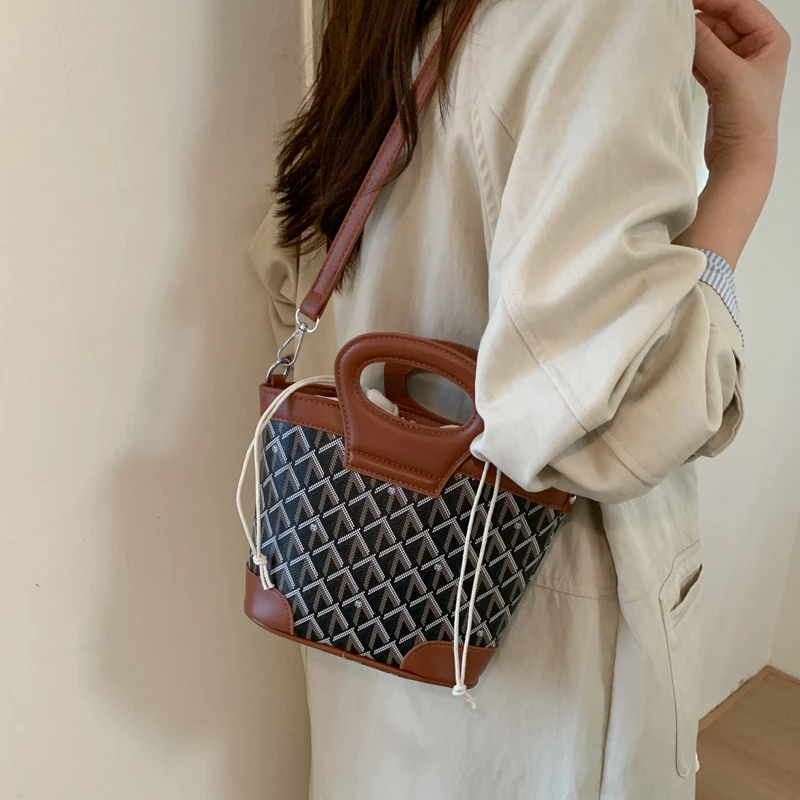 Элегантная винтажная нишевая сумка через плечо премиум-класса, легкая, шикарная, для поездок на свежем воздухе, для прогулок и отдыха
Элегантная винтажная нишевая сумка через плечо премиум-класса, легкая, шикарная, для поездок на свежем воздухе, для прогулок и отдыха