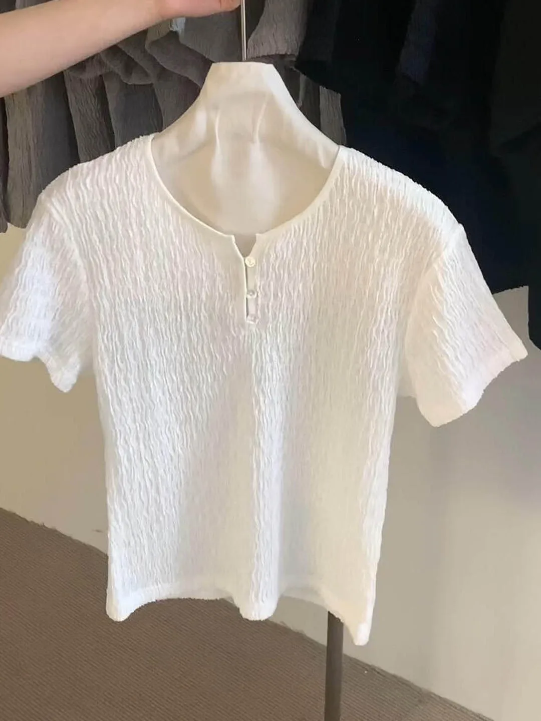 Minimalist White Texture Short Sleeve Women's Top Shoulder Length Summer New Style Slimming Versatile Short Length Shirt
Minimalist White Texture Short Sleeve Women's Top Shoulder Length Summer New Style Slimming Versatile Short Length Shirt