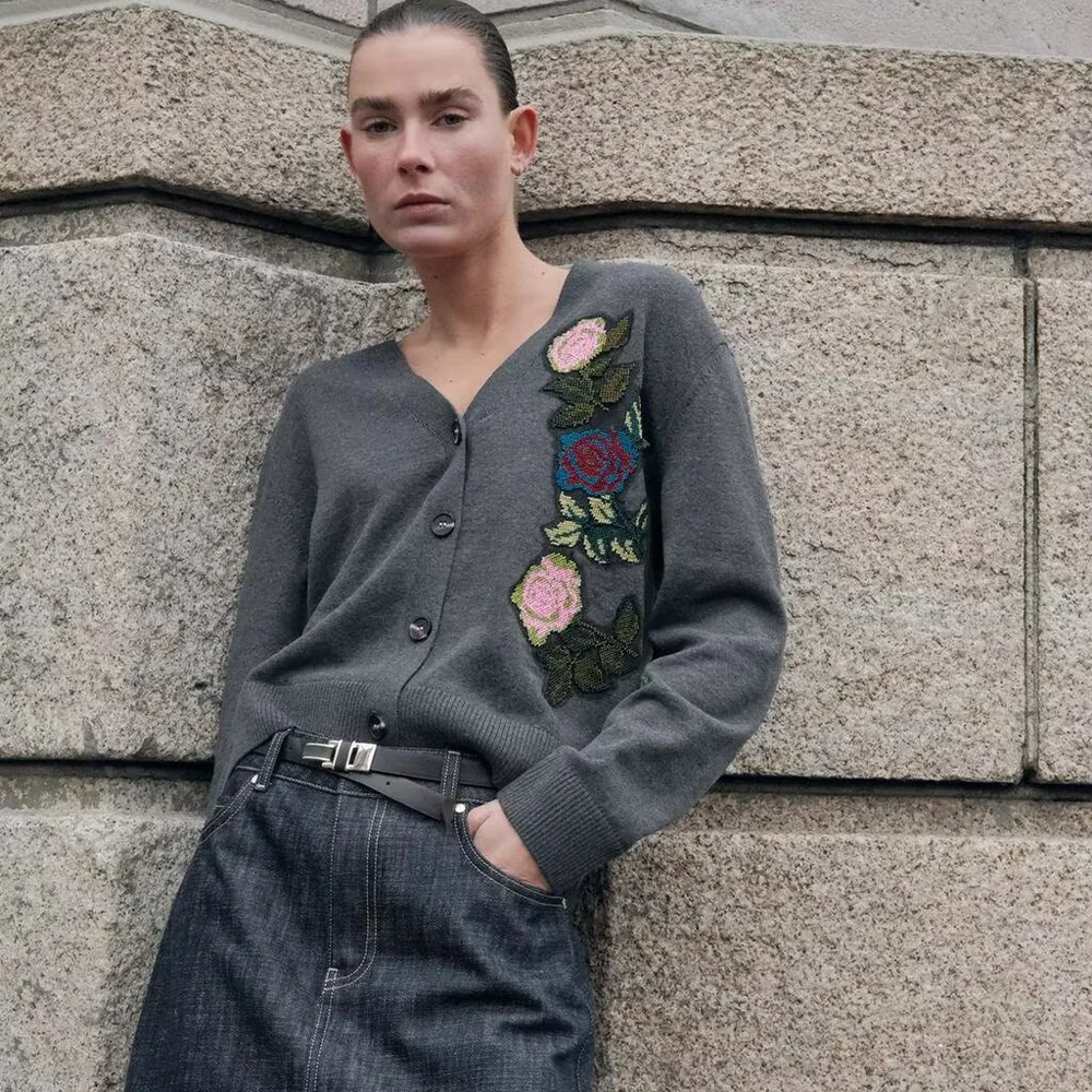 2025 new women's casual and elegant design with European and American style retro flower embroidery knitted jacket
2025 new women's casual and elegant design with European and American style retro flower embroidery knitted jacket