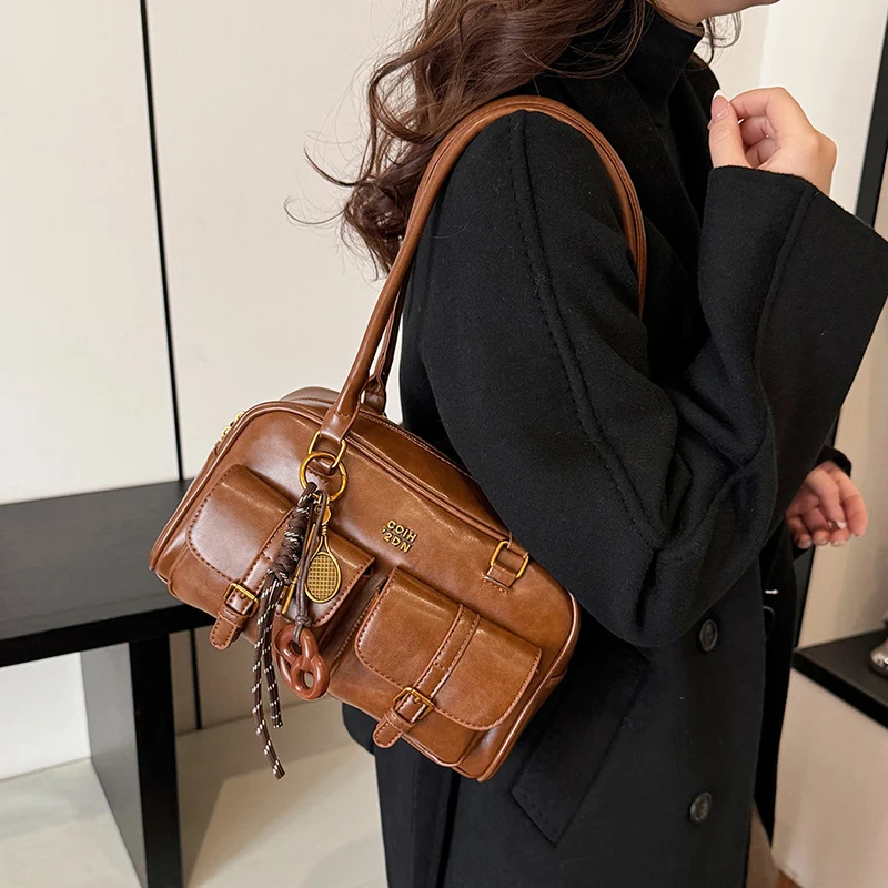 Retro Multi Pockets Shoulder Bag with Pendant Vintage Underarm Pouch PU Leather Top-Handle Bags Travel Shopping Tote Handbag
Retro Multi Pockets Shoulder Bag with Pendant Vintage Underarm Pouch PU Leather Top-Handle Bags Travel Shopping Tote Handbag