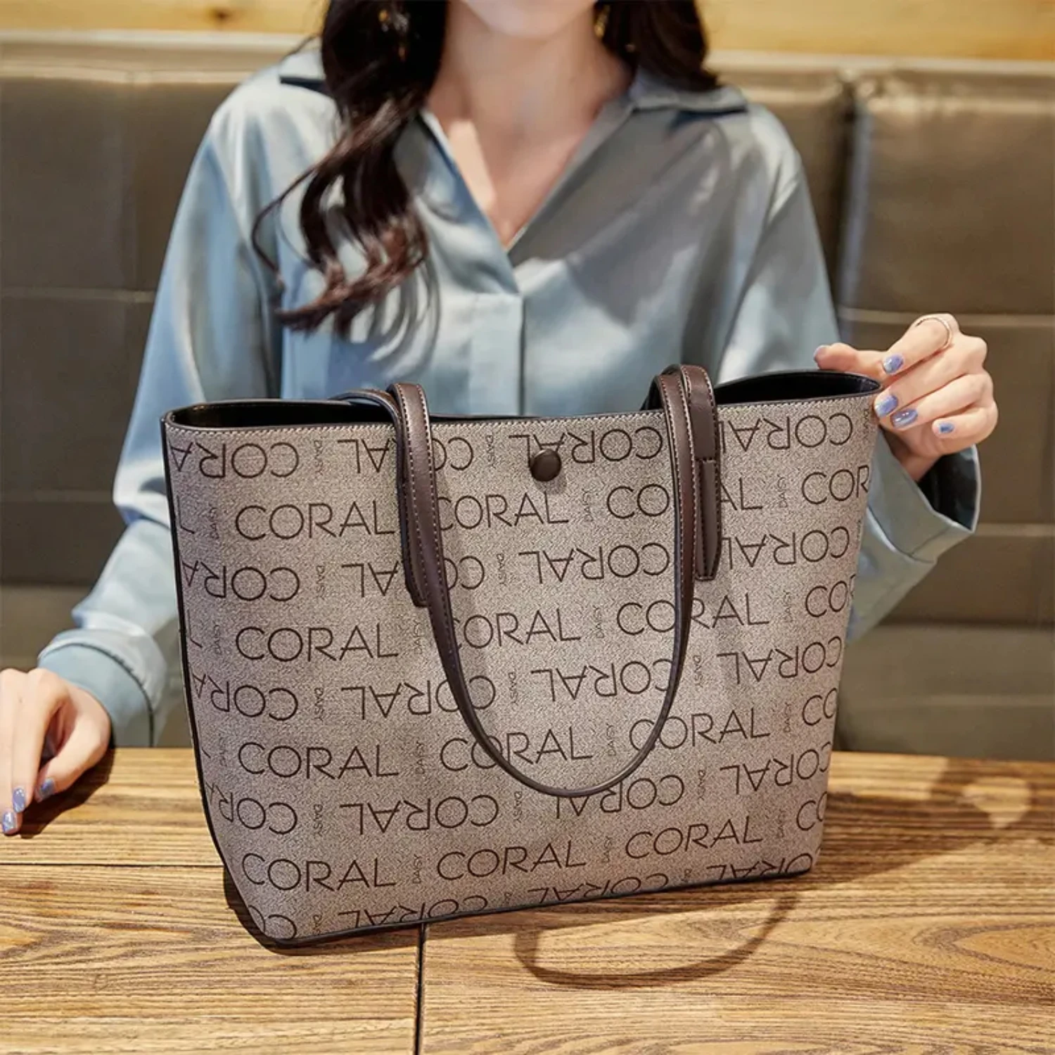 Letter Detail Handbag, Women's Trendy Tote Bag, Elegant Large Capacity Shoulder Bag For Work
Letter Detail Handbag, Women's Trendy Tote Bag, Elegant Large Capacity Shoulder Bag For Work