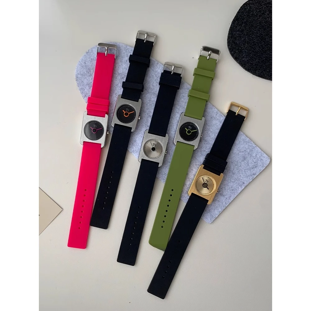 Temperament watch women's model, minimalist style light luxury high-end sense fashion neutral style women's watch
Temperament watch women's model, minimalist style light luxury high-end sense fashion neutral style women's watch