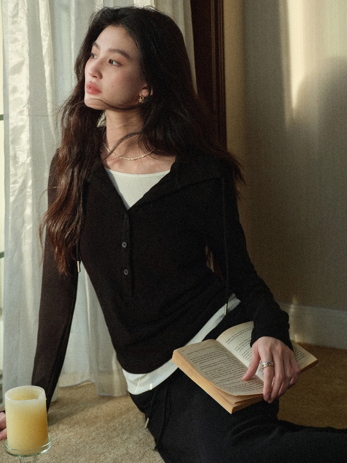 Женский повседневный комплект из двух предметов: приталенная черная футболка с длинным рукавом и топ больших размеров в стиле «Инициалы Нарнии» для осени
Женский повседневный комплект из двух предметов: приталенная черная футболка с длинным рукавом и топ больших размеров в стиле «Инициалы Нарнии» для осени