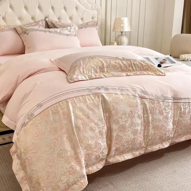 Fitted Bed Sheet High-grade Embroidered Satin King Size Four-piece Set Pure Cotton Bed Sheet Quilt Sets Wedding Bedding
Fitted Bed Sheet High-grade Embroidered Satin King Size Four-piece Set Pure Cotton Bed Sheet Quilt Sets Wedding Bedding