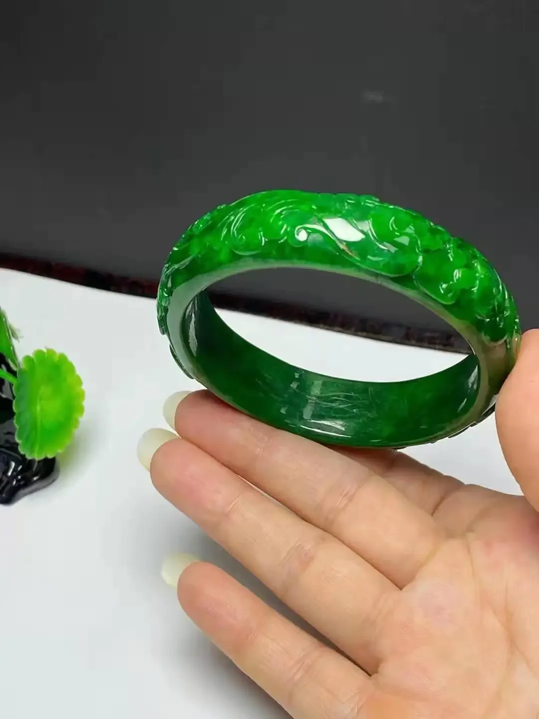 Real Jade Natural High Quality Handmad Emerald Handcarved Chinese Classical Pattern Bangle
Real Jade Natural High Quality Handmad Emerald Handcarved Chinese Classical Pattern Bangle