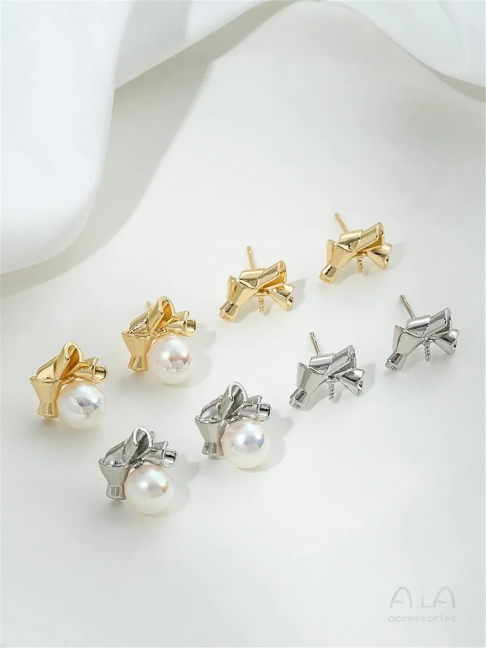 14K Gold-wrapped Ribbon Roll Knotted Half-hole Bead Holder Stud Earrings DIY Hand-glued Pearl Handmade Ear Jewelry Material
14K Gold-wrapped Ribbon Roll Knotted Half-hole Bead Holder Stud Earrings DIY Hand-glued Pearl Handmade Ear Jewelry Material