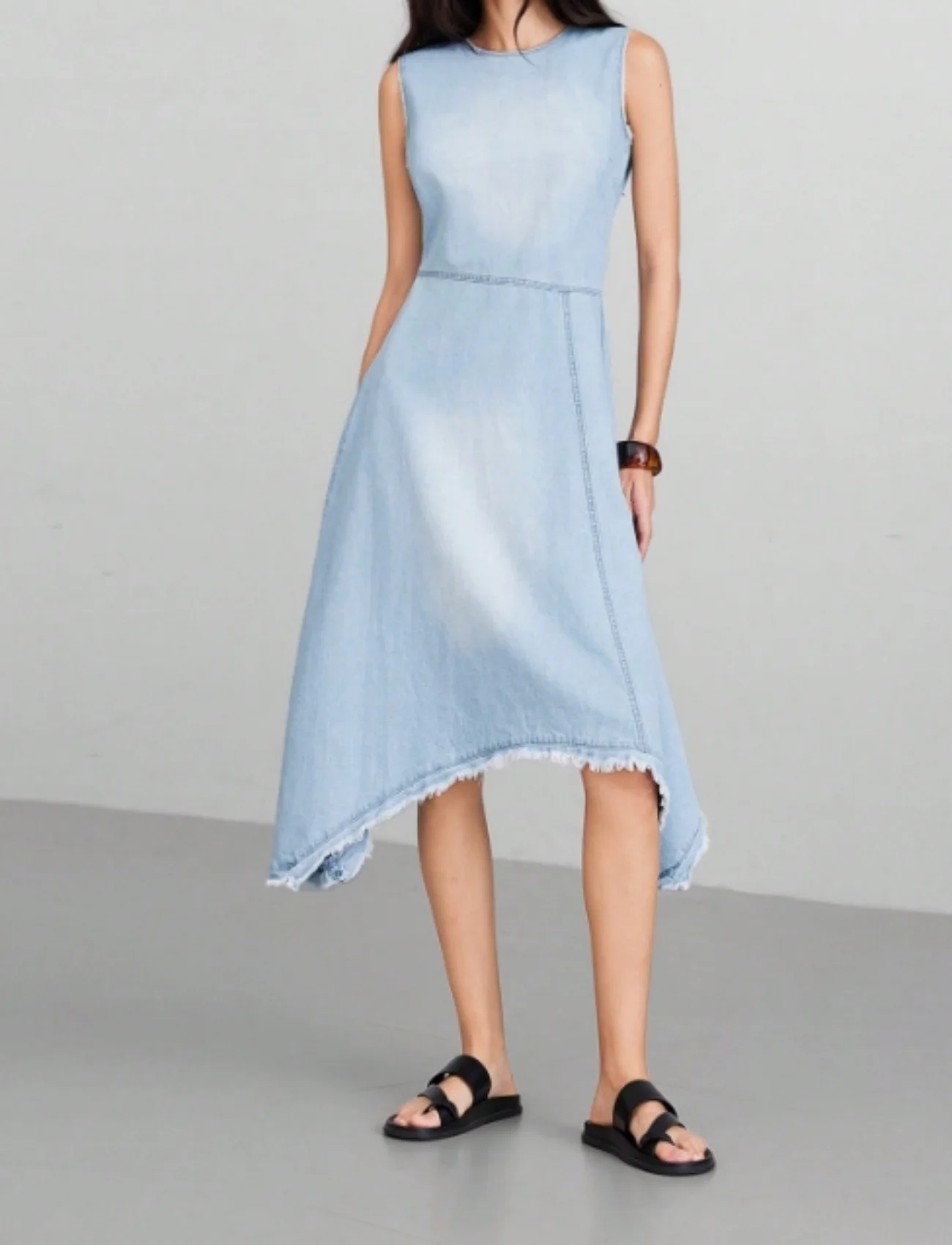 2025 Summer New Style Slim Fitting Waist Hugging Sleeveless Mid Length Denim Dress for Women
2025 Summer New Style Slim Fitting Waist Hugging Sleeveless Mid Length Denim Dress for Women