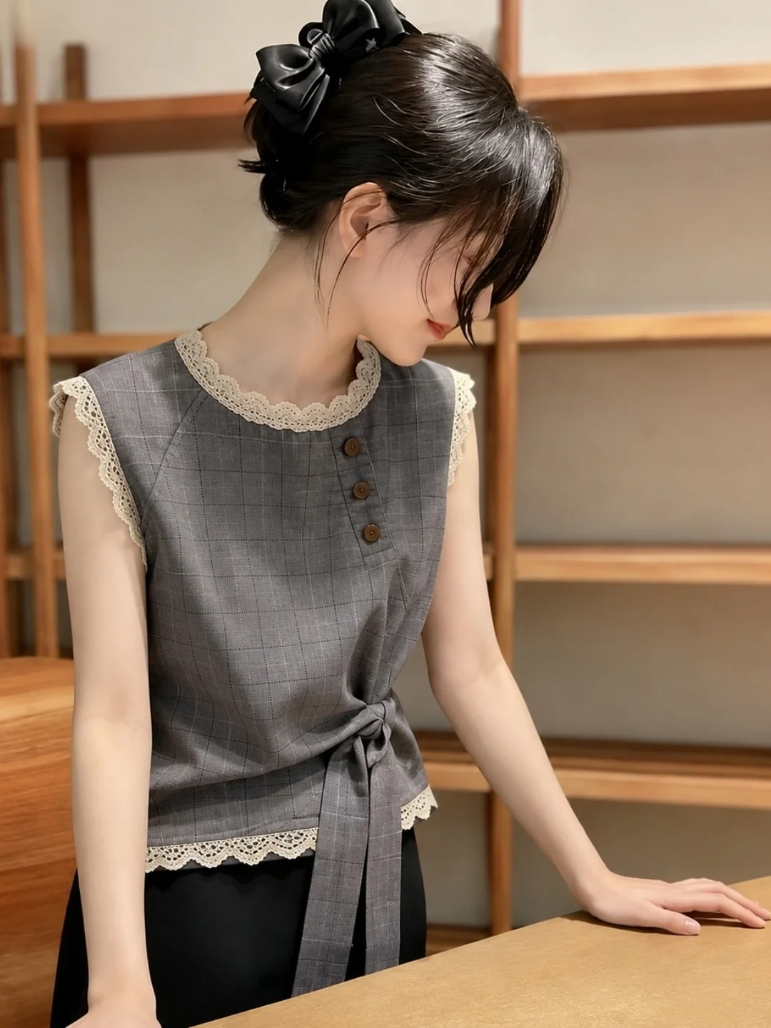 Elegant Lace Trim Sleeveless Vest Belted Waist Cinching Summer Fine Tie Luxury Versatile Small Shirt French Style Slim Fit ro...
Elegant Lace Trim Sleeveless Vest Belted Waist Cinching Summer Fine Tie Luxury Versatile Small Shirt French Style Slim Fit ro...