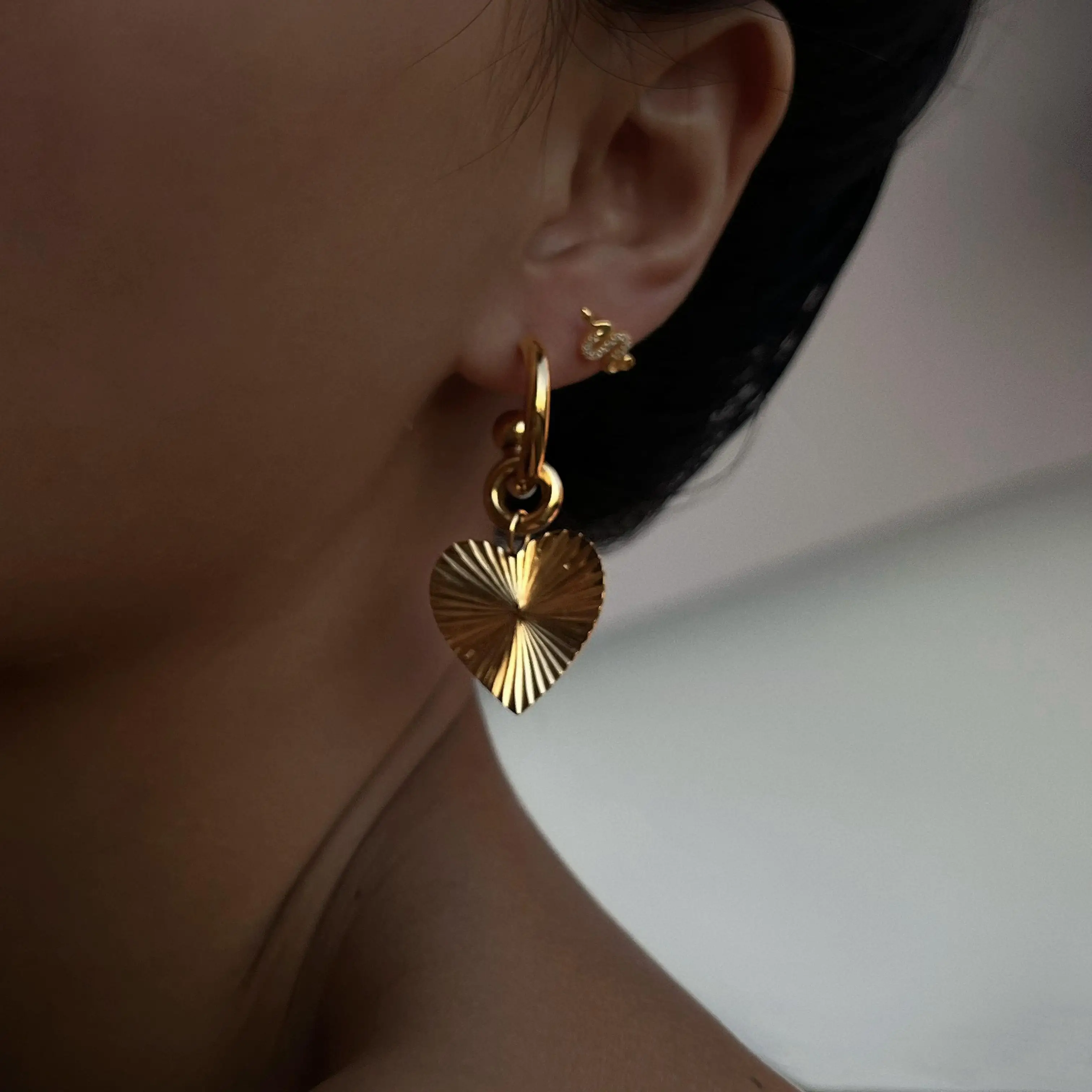 DASEIN 2025 New 18k Gold Plated 2mm Pleated Love Heart Tarnish Free Hoop Earrings Stainless Steel Hypoallergenic Jewelry Women
DASEIN 2025 New 18k Gold Plated 2mm Pleated Love Heart Tarnish Free Hoop Earrings Stainless Steel Hypoallergenic Jewelry Women