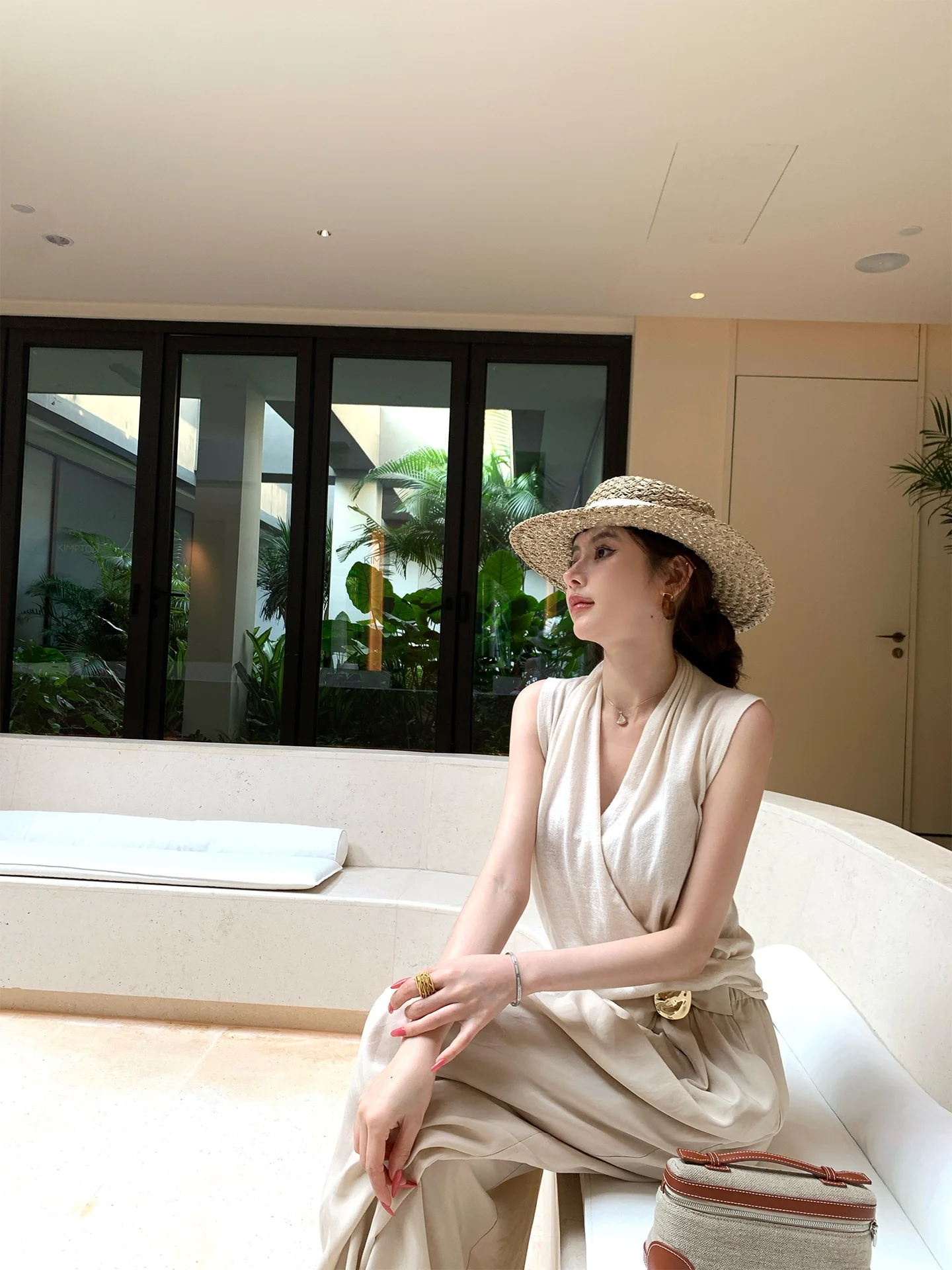 Cross-Over V-Neck Waist-Cinched Knitted Top Loose Fit High Intelligence Old Money Style Design Sensation Mian Jia Nan NNS
Cross-Over V-Neck Waist-Cinched Knitted Top Loose Fit High Intelligence Old Money Style Design Sensation Mian Jia Nan NNS