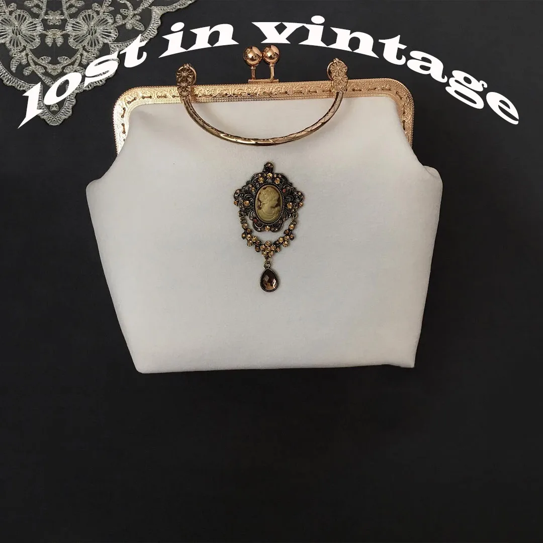 Lost in Vintage Velvet Purse Evening Clutch 30x20x10cm Metal Gold Frame Bag Kiss Lock Clutch with Charm Pendant Big Pouch
Lost in Vintage Velvet Purse Evening Clutch 30x20x10cm Metal Gold Frame Bag Kiss Lock Clutch with Charm Pendant Big Pouch