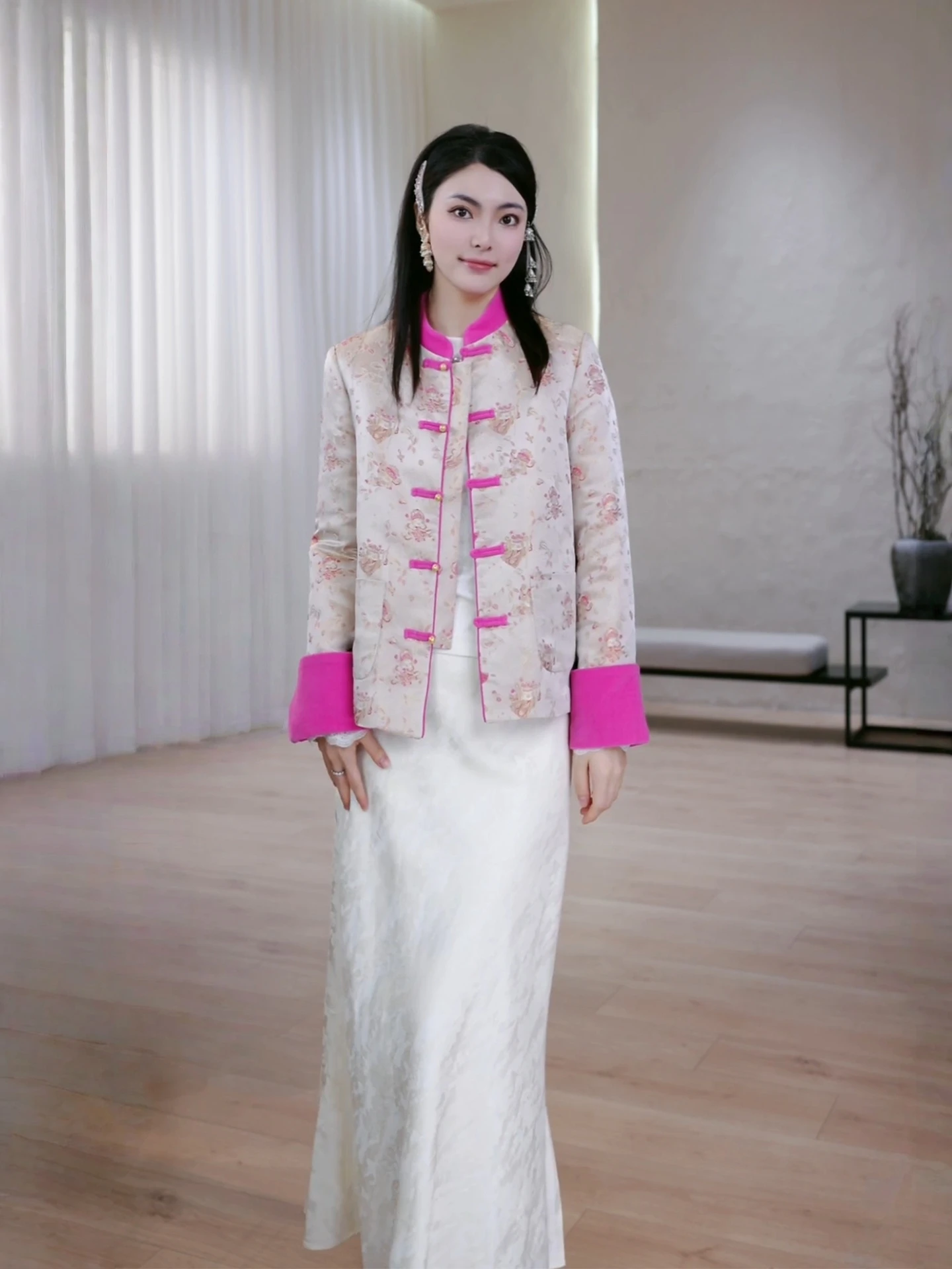 Новая женская шелковая куртка AW Wang Na Na с вышивкой, воротником-стойкой и длинными рукавами, в китайском стиле, для ранней весны
Новая женская шелковая куртка AW Wang Na Na с вышивкой, воротником-стойкой и длинными рукавами, в китайском стиле, для ранней весны