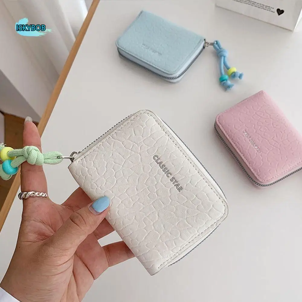 Новый элегантный женский короткий кошелек из искусственной кожи, однотонный кошелек с несколькими картами, цветные бусины, повседневный студенческий кошелек, держатель для карт
Новый элегантный женский короткий кошелек из искусственной кожи, однотонный кошелек с несколькими картами, цветные бусины, повседневный студенческий кошелек, держатель для карт