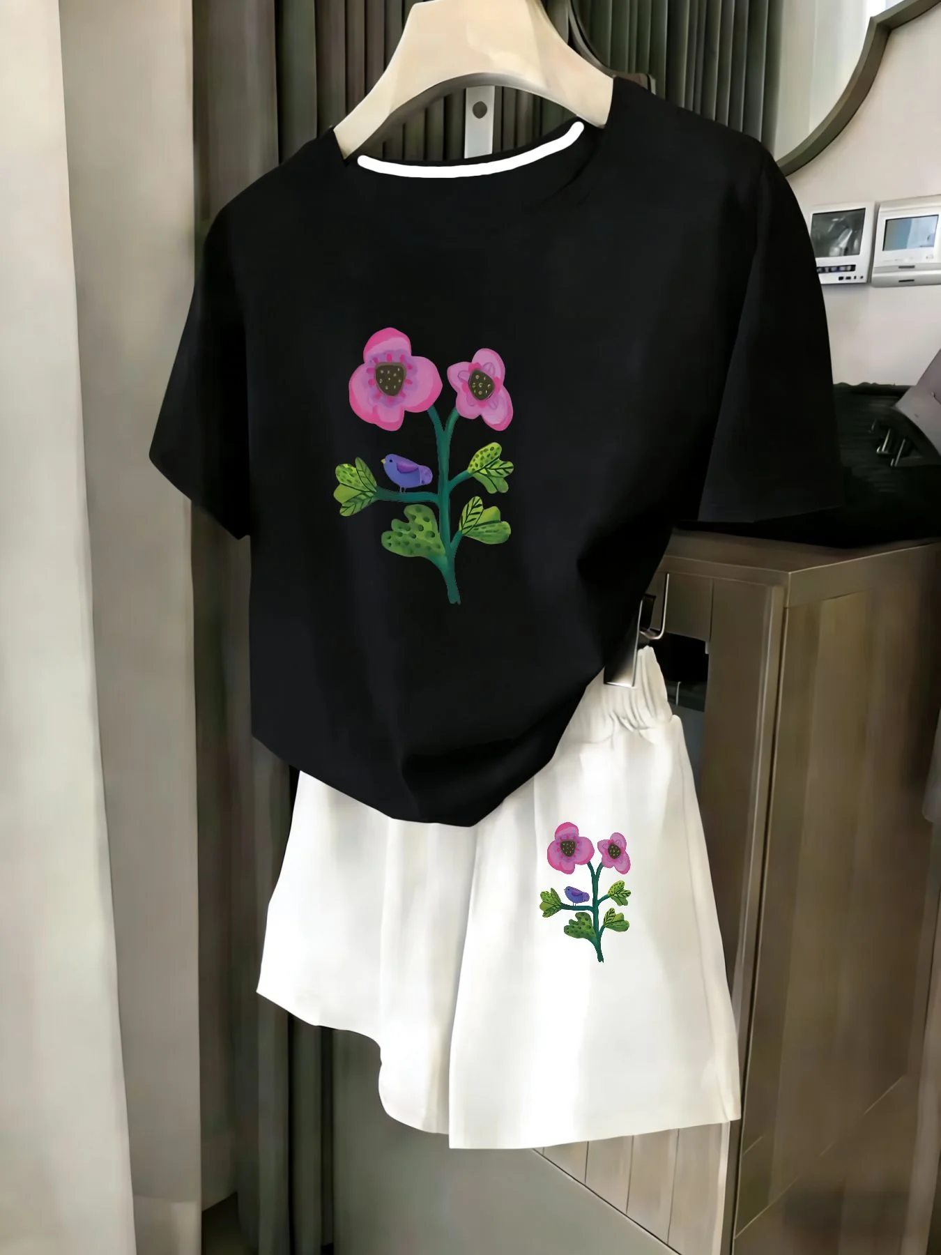 Ladies 2-Piece Set Summer Beach Vacation Casual round Neck Short Sleeve Random Print T-Shirt Elastic Waist Shorts Suit Comfortab
Ladies 2-Piece Set Summer Beach Vacation Casual round Neck Short Sleeve Random Print T-Shirt Elastic Waist Shorts Suit Comfortab