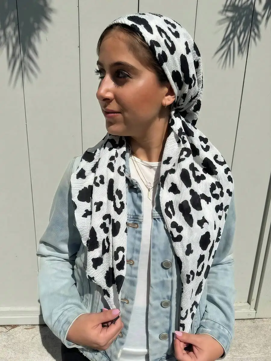 Leopard Print Hijab Scarf For Women, Elegant Casual Flowing Headscarf Suitable For Daily Outdoor Wear
Leopard Print Hijab Scarf For Women, Elegant Casual Flowing Headscarf Suitable For Daily Outdoor Wear