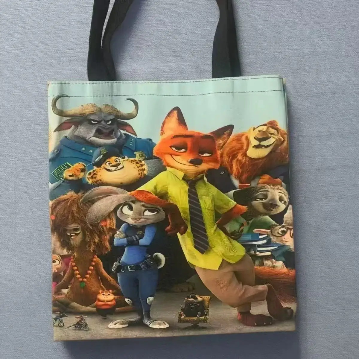 Подарочная сумка Zootopia Nick Judy, милая мультяшная сумка-тоут из холщовой ткани, большая вместимость, двусторонняя.
Подарочная сумка Zootopia Nick Judy, милая мультяшная сумка-тоут из холщовой ткани, большая вместимость, двусторонняя.