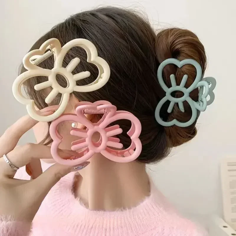 Women's Coiled Hair Hollow Bow Hair Clip Dopamine Girl Resin Shark Clip New Back Spoon Cute Spring and Summer Hair Accessories
Women's Coiled Hair Hollow Bow Hair Clip Dopamine Girl Resin Shark Clip New Back Spoon Cute Spring and Summer Hair Accessories