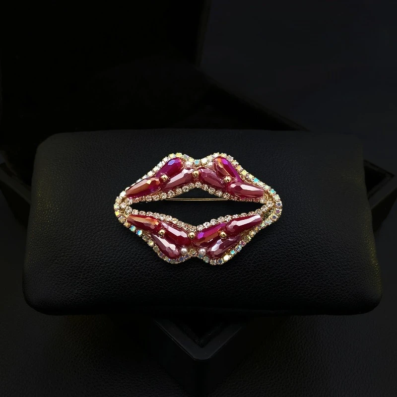 Vintage Exaggerated Punk Style Red Lip Brooch Exquisite High-end Lip Corsage Lapel Pin Coat Accessory Party Jewelry Gifts 2100
Vintage Exaggerated Punk Style Red Lip Brooch Exquisite High-end Lip Corsage Lapel Pin Coat Accessory Party Jewelry Gifts 2100