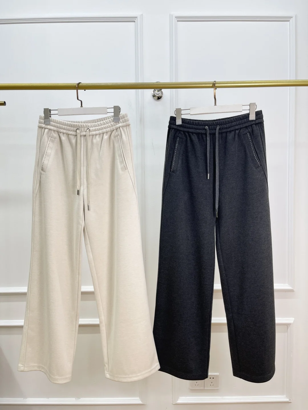 2026 Spring Women Solid Color Trousers Beaded Pocket Elastic Waist Straight Loose Long Pants
2026 Spring Women Solid Color Trousers Beaded Pocket Elastic Waist Straight Loose Long Pants