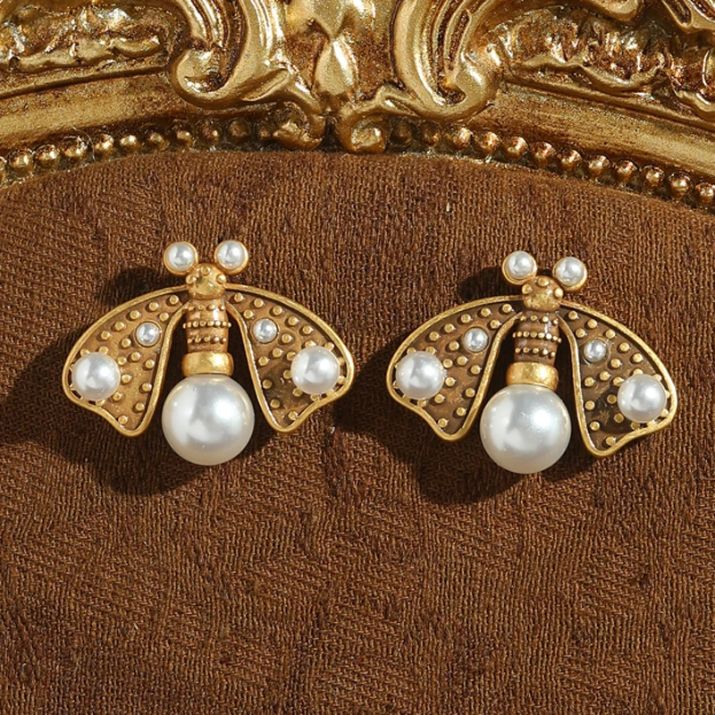 Vintage Gold Color Pearl Moth Earrings High Quality Copper Plated Retro Luxury Brand Designer Jewelry Wedding Palace 2025 Trends
Vintage Gold Color Pearl Moth Earrings High Quality Copper Plated Retro Luxury Brand Designer Jewelry Wedding Palace 2025 Trends