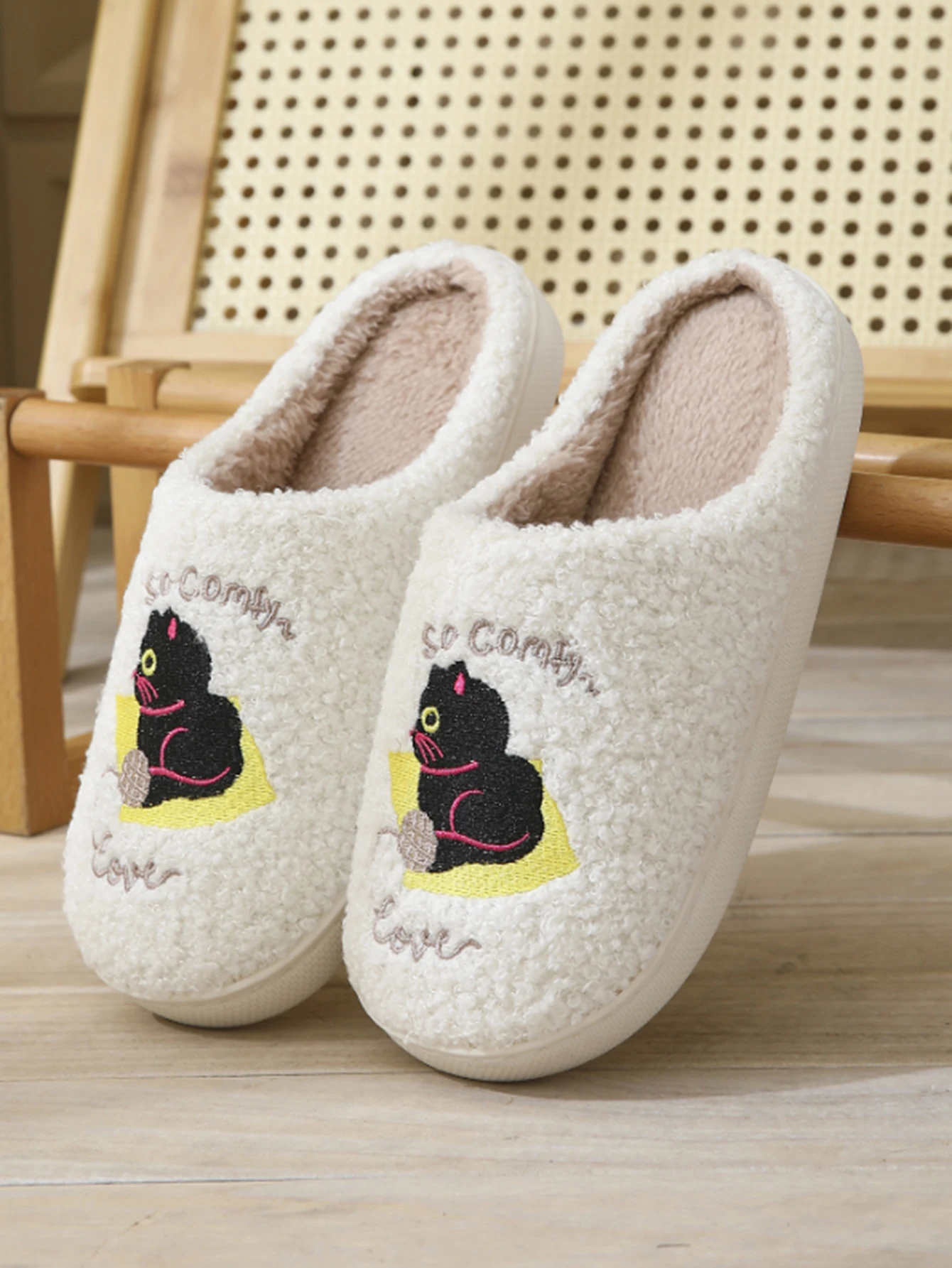Autumn Winter Cute Black Cat Yarn Ball Plush Slippers, Letter Embroidered Warm Anti-Slip Unisex Household Closed Toe Slippers
Autumn Winter Cute Black Cat Yarn Ball Plush Slippers, Letter Embroidered Warm Anti-Slip Unisex Household Closed Toe Slippers