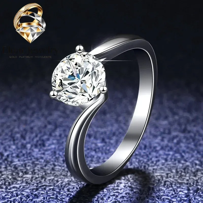 Elnar Jewelry Original 100% PT950 Platinum Ring 1 Carat D Color Moissanite Diamond Ring Luxury Wedding Band Fine Jewelry for Wom
Elnar Jewelry Original 100% PT950 Platinum Ring 1 Carat D Color Moissanite Diamond Ring Luxury Wedding Band Fine Jewelry for Wom